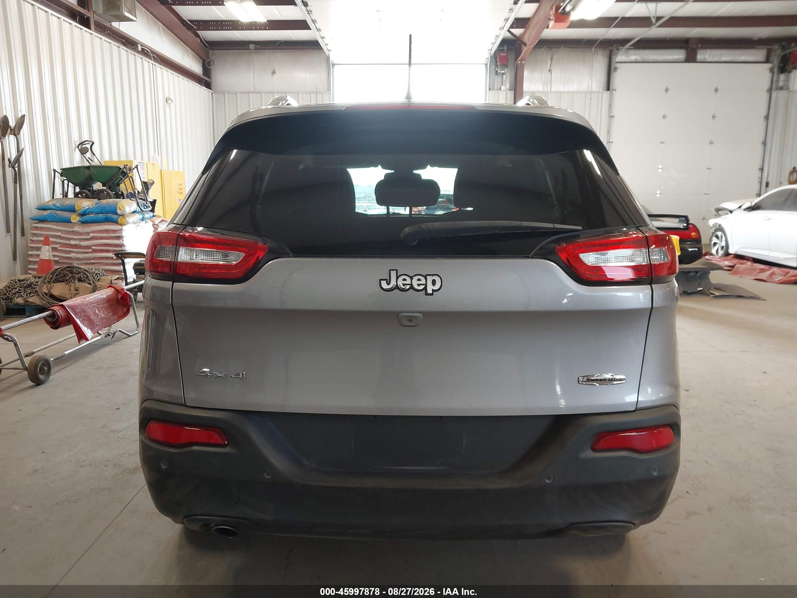 2018 Jeep Cherokee Latitude 4x4 Silver vin: 1C4PJMCB0JD528521