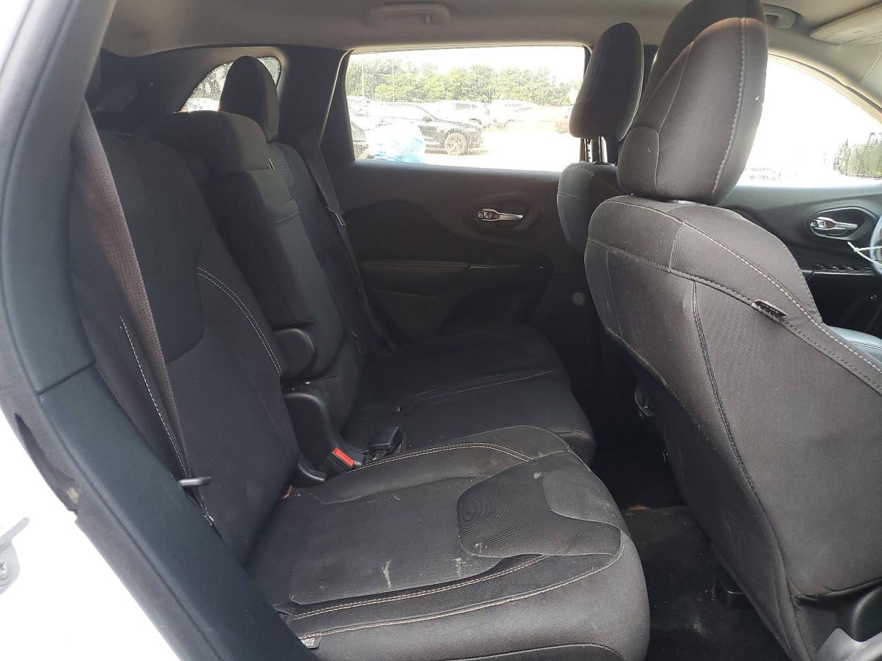 2015 Jeep Cherokee Latitude White vin: 1C4PJMCB1FW538874