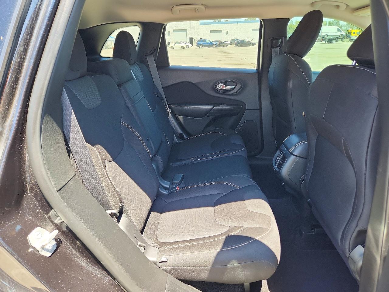 2015 Jeep Cherokee Latitude Black vin: 1C4PJMCB1FW544853