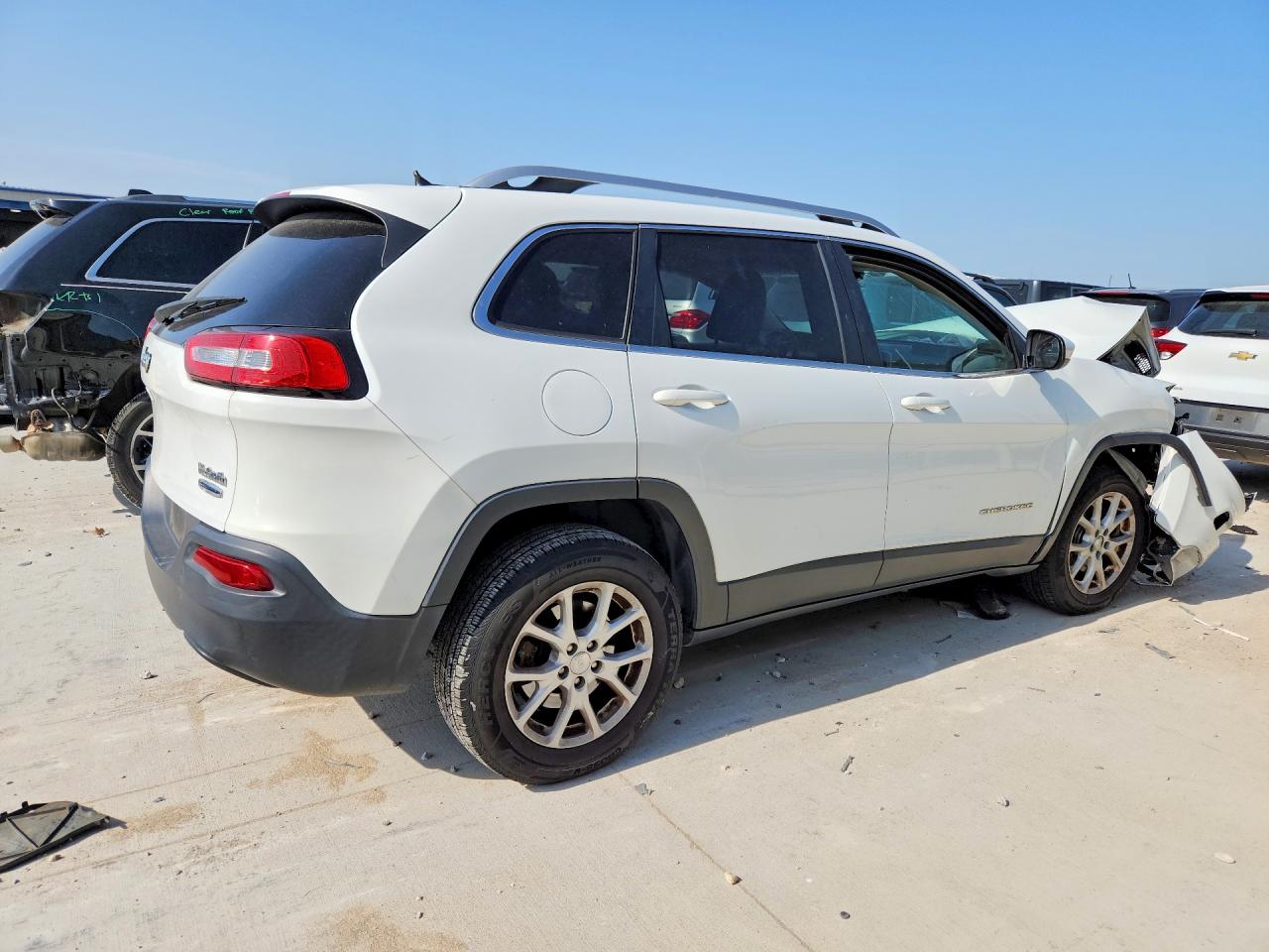 2015 Jeep Cherokee Latitude White vin: 1C4PJMCB1FW614643
