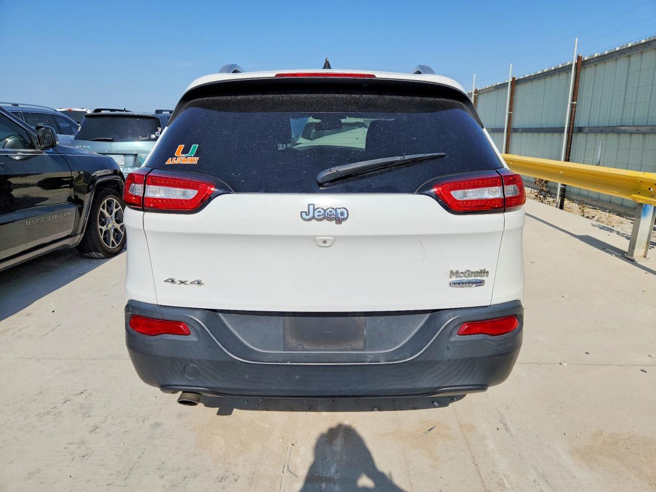 2015 Jeep Cherokee Latitude White vin: 1C4PJMCB1FW614643