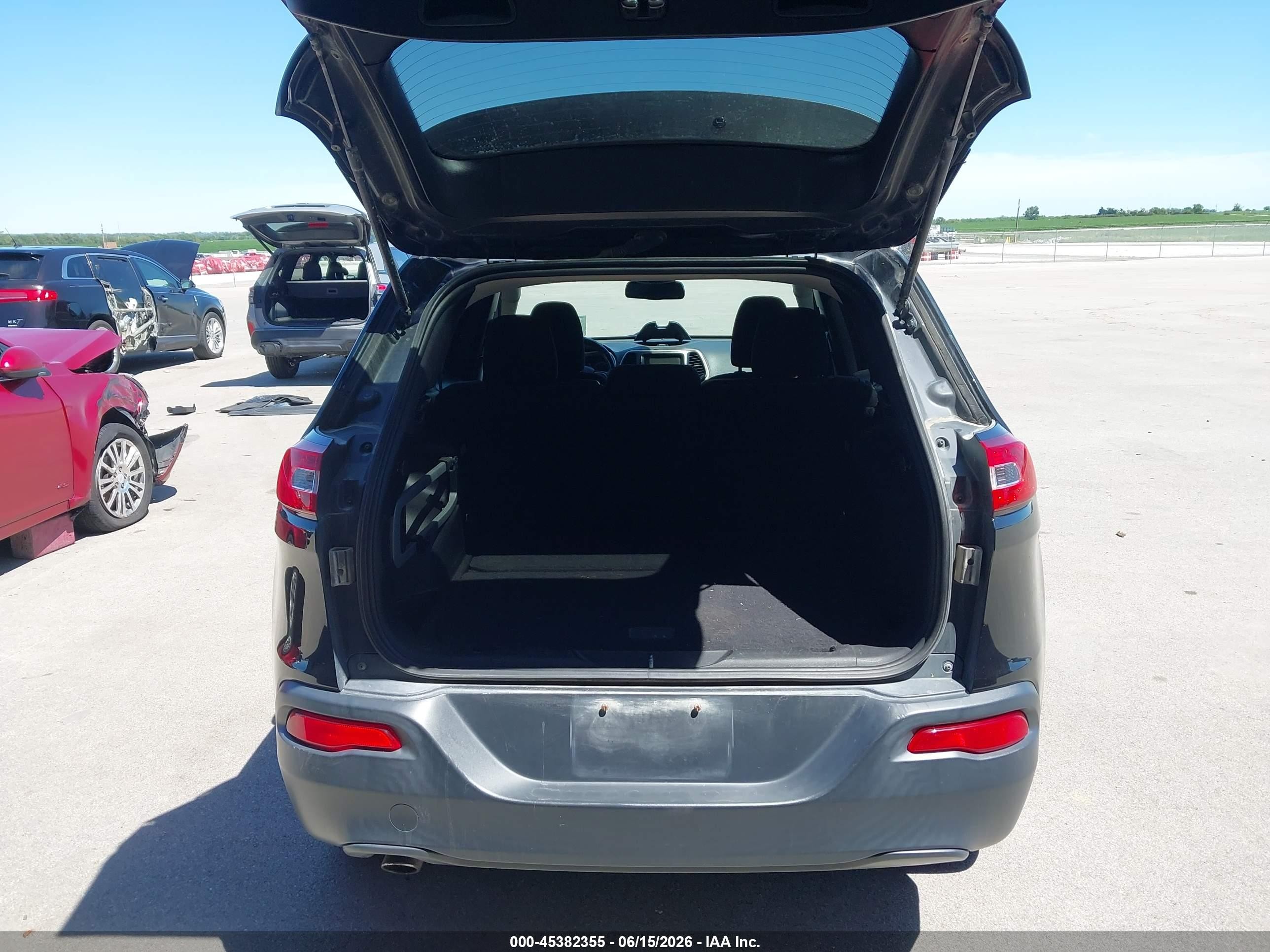 2015 Jeep Cherokee Latitude Black vin: 1C4PJMCB1FW649327