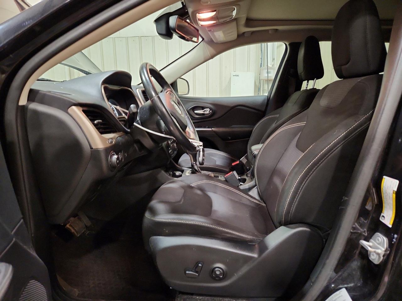2015 Jeep Cherokee Latitude Black vin: 1C4PJMCB1FW665706
