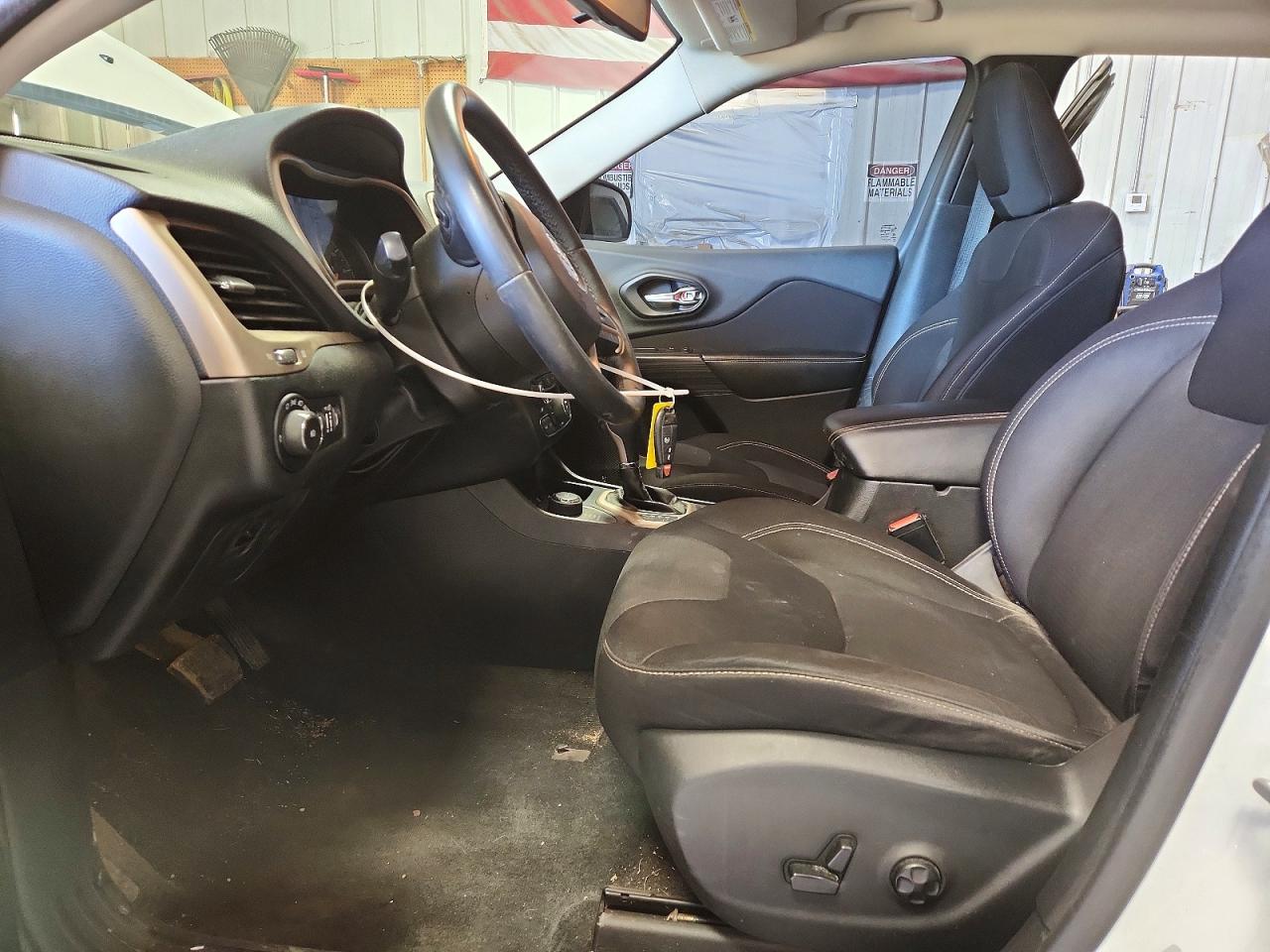 2015 Jeep Cherokee Latitude White vin: 1C4PJMCB1FW691545