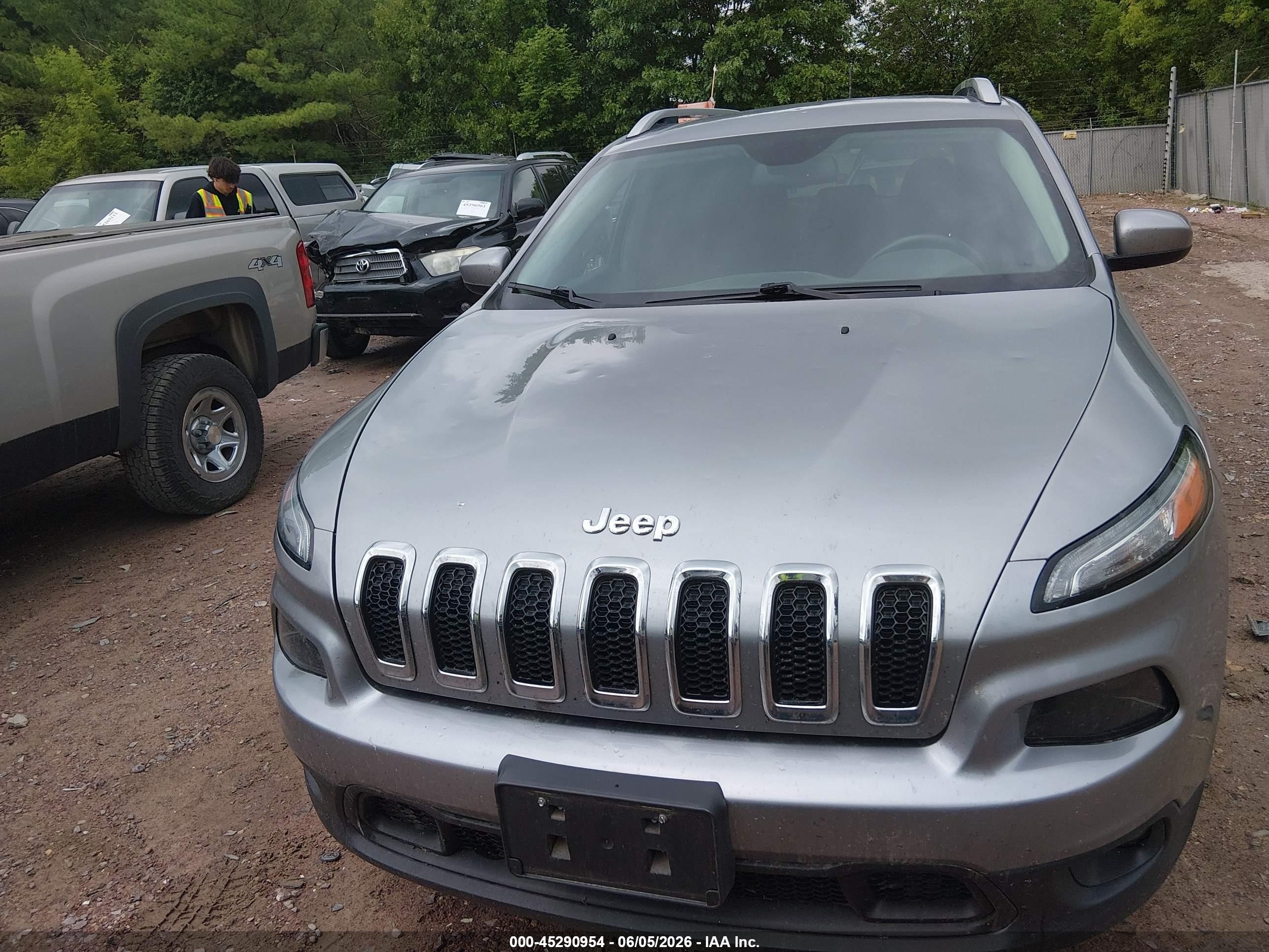 2015 Jeep Cherokee Latitude Silver vin: 1C4PJMCB1FW702706