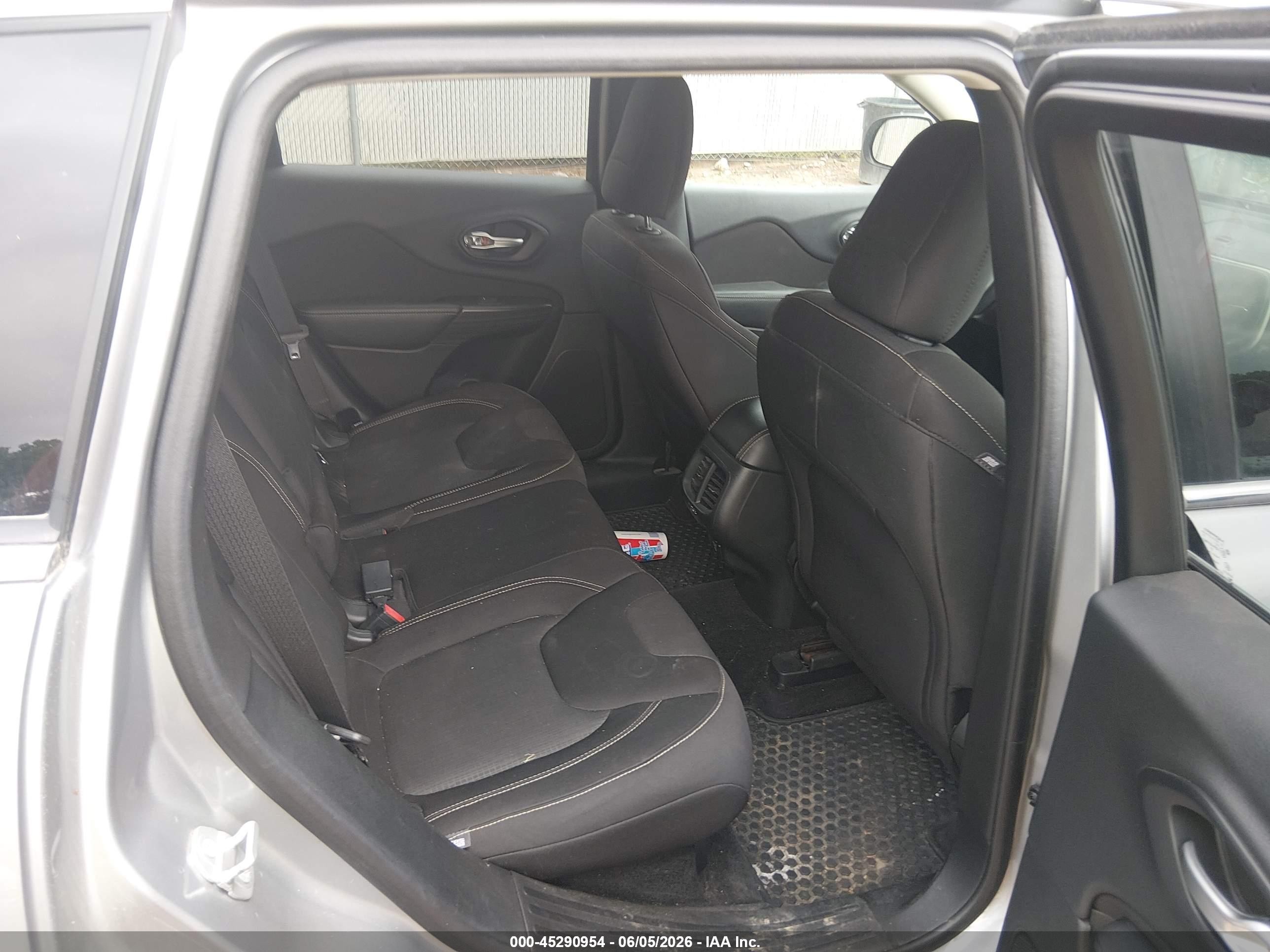 2015 Jeep Cherokee Latitude Silver vin: 1C4PJMCB1FW702706