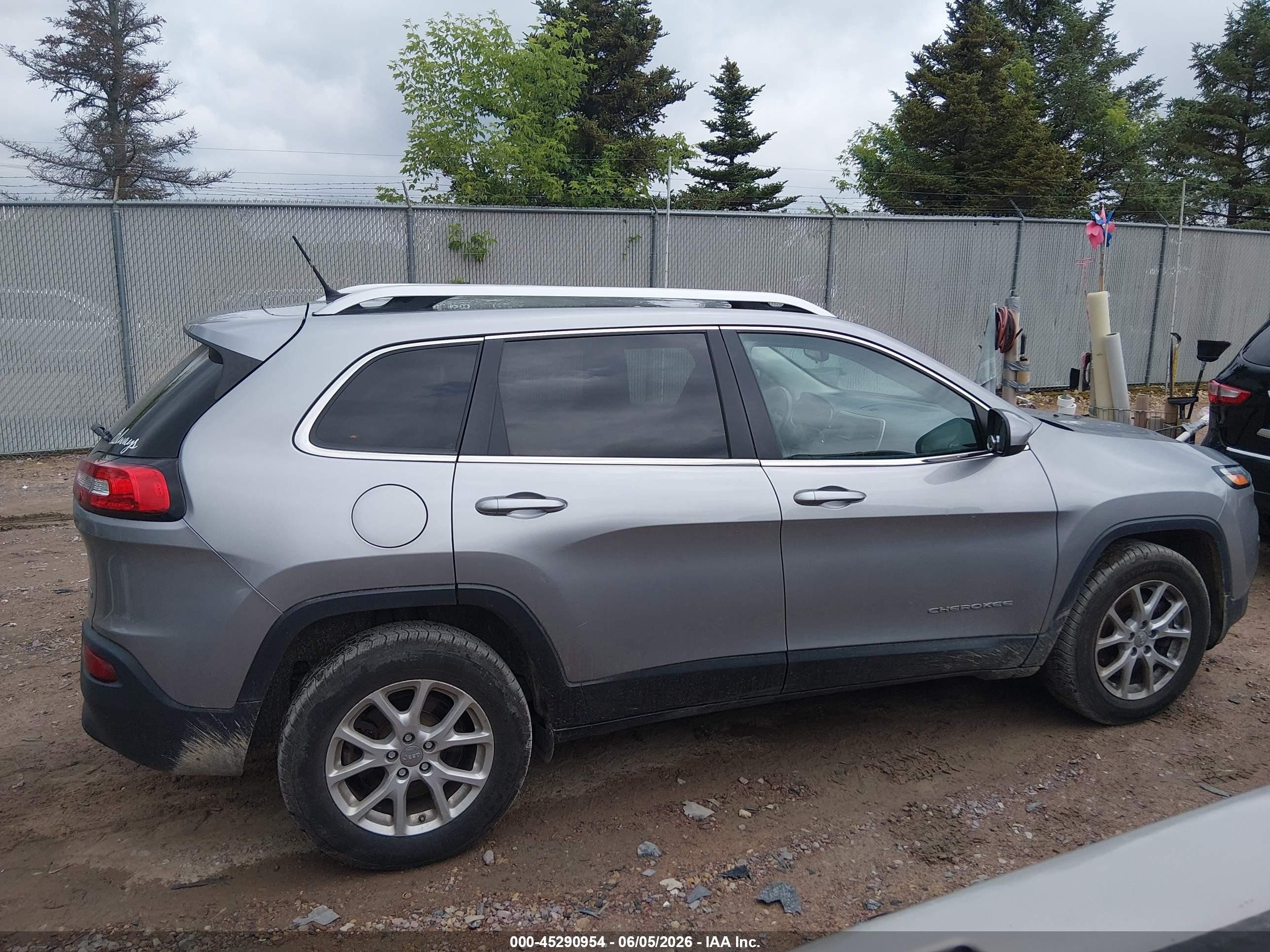 2015 Jeep Cherokee Latitude Silver vin: 1C4PJMCB1FW702706