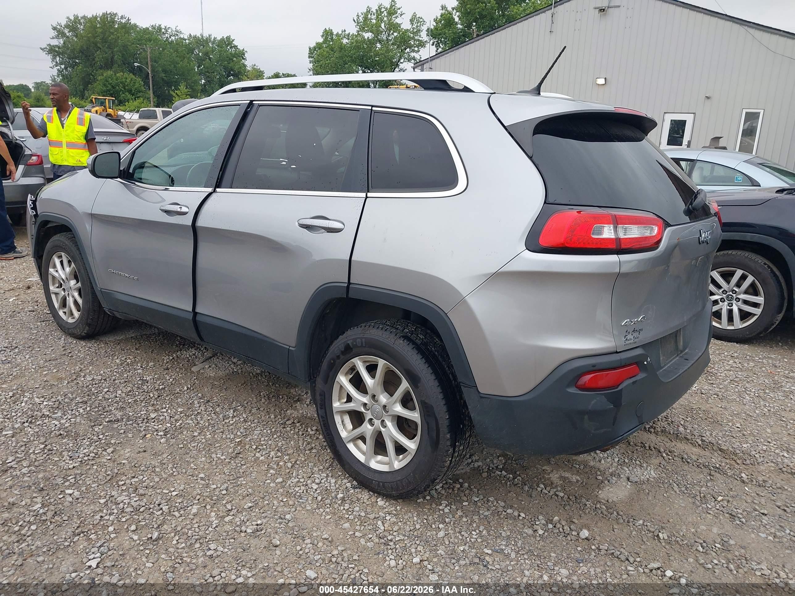 2015 Jeep Cherokee Latitude Silver vin: 1C4PJMCB1FW714743