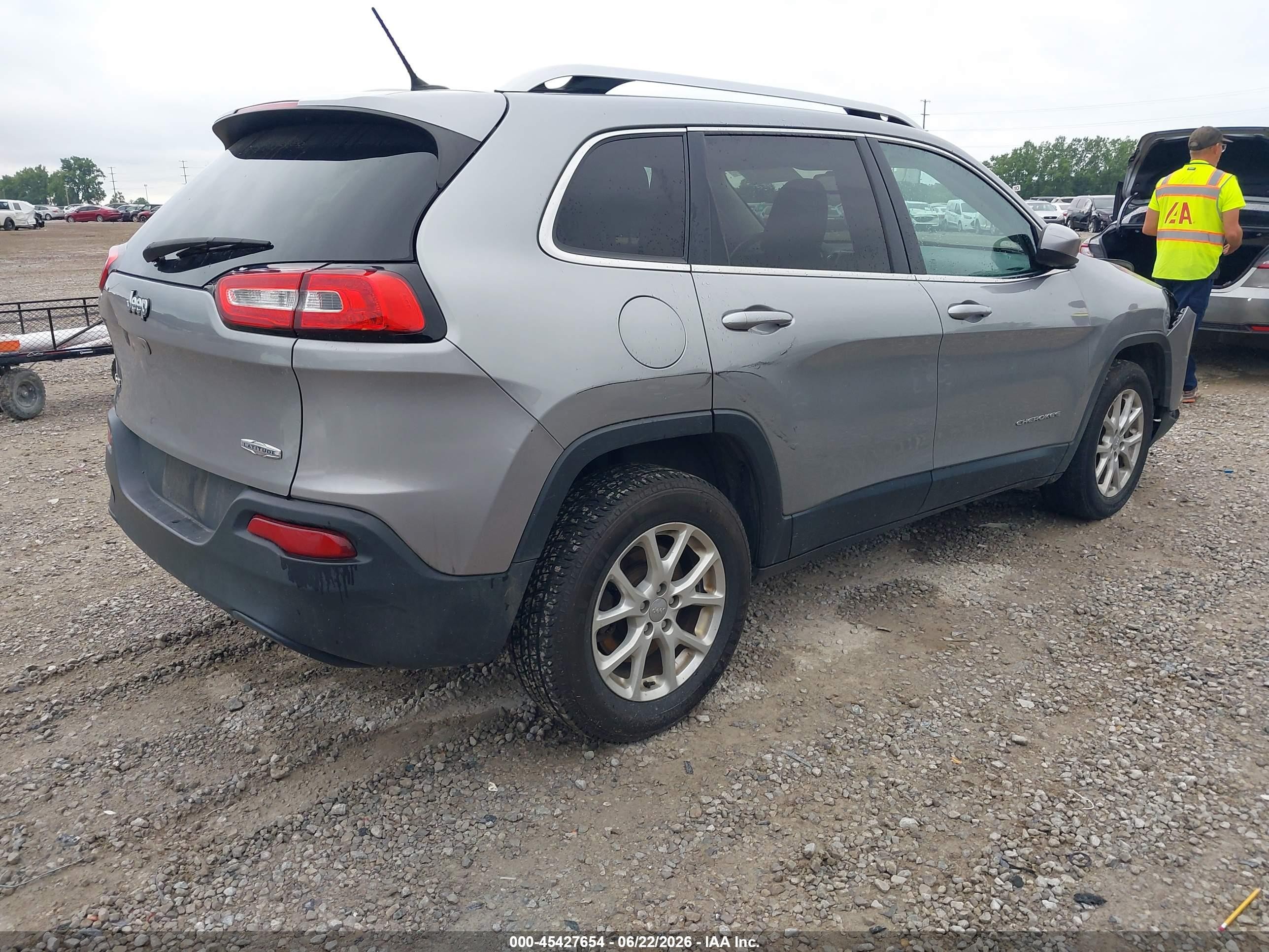 2015 Jeep Cherokee Latitude Silver vin: 1C4PJMCB1FW714743