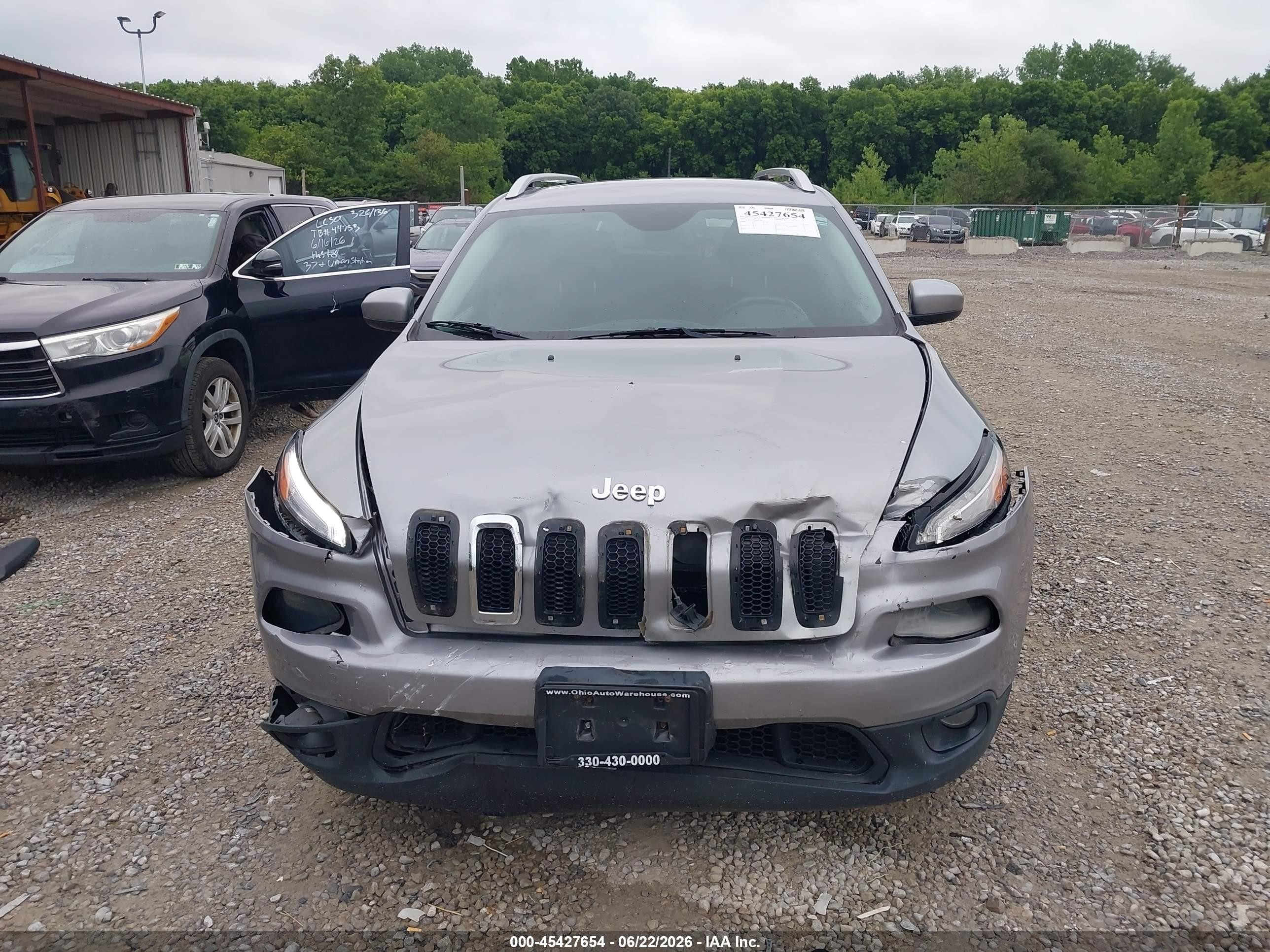 2015 Jeep Cherokee Latitude Silver vin: 1C4PJMCB1FW714743