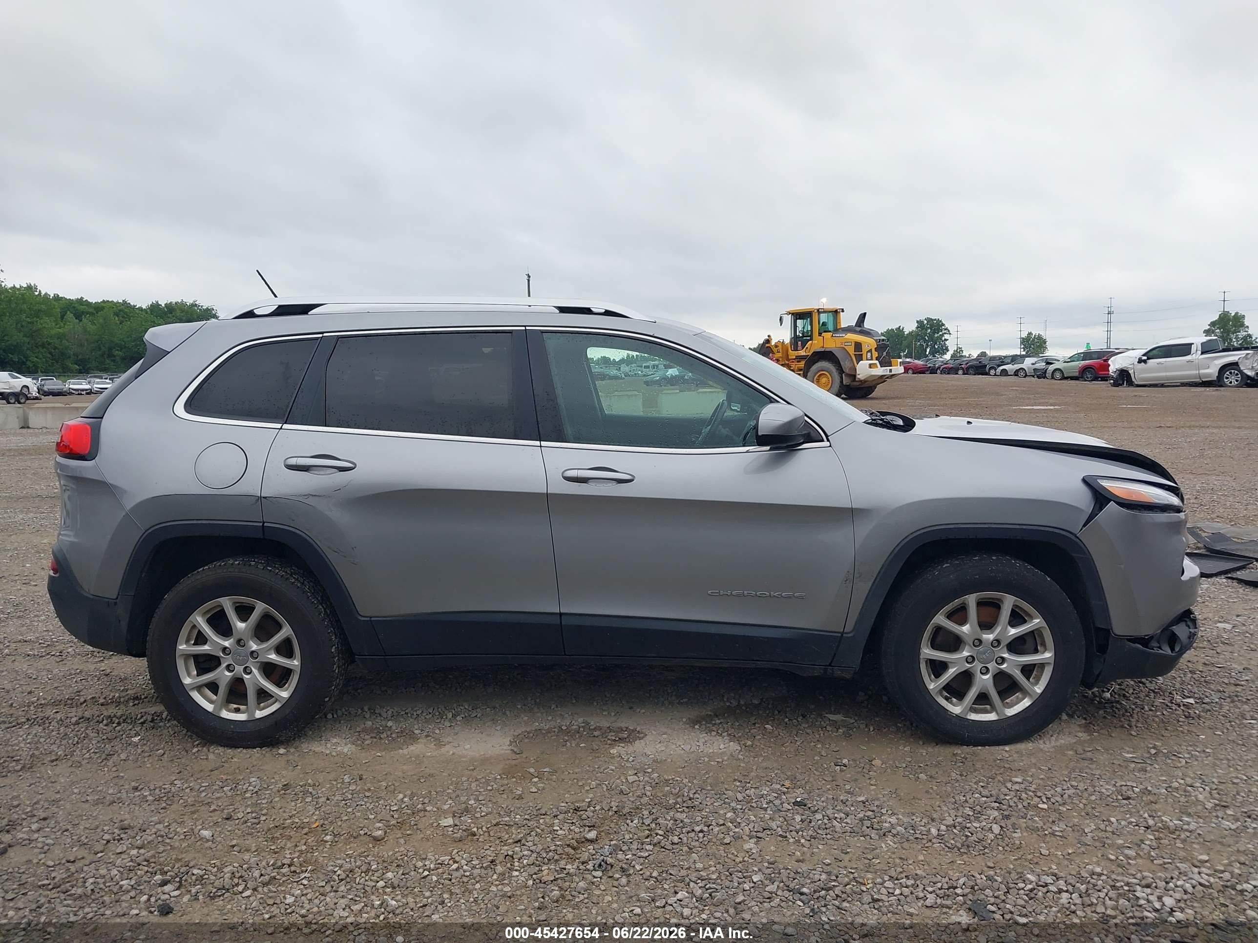 2015 Jeep Cherokee Latitude Silver vin: 1C4PJMCB1FW714743