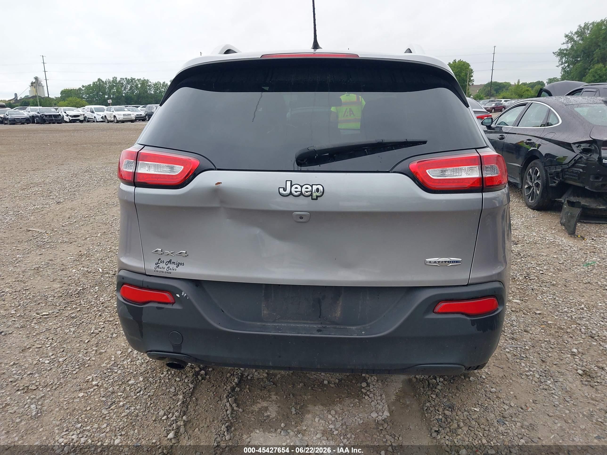 2015 Jeep Cherokee Latitude Silver vin: 1C4PJMCB1FW714743
