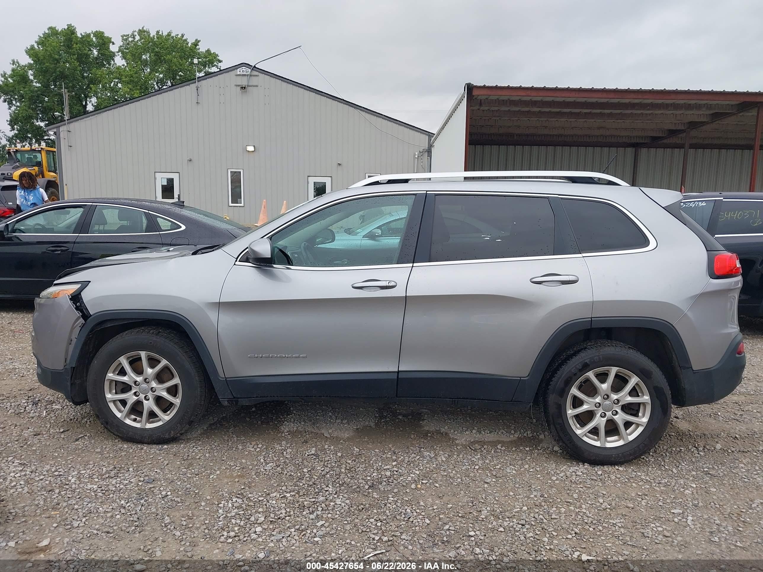 2015 Jeep Cherokee Latitude Silver vin: 1C4PJMCB1FW714743