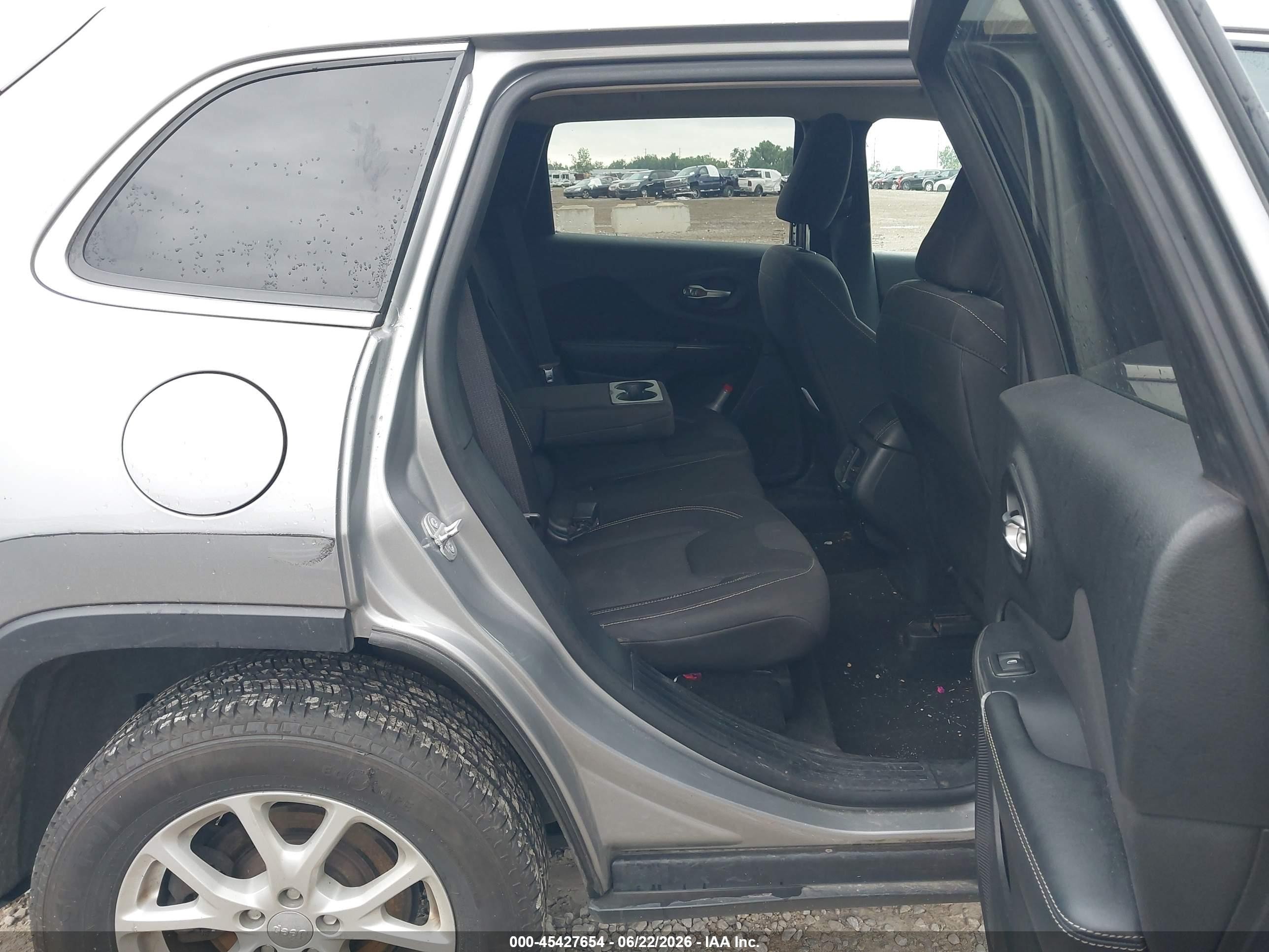 2015 Jeep Cherokee Latitude Silver vin: 1C4PJMCB1FW714743