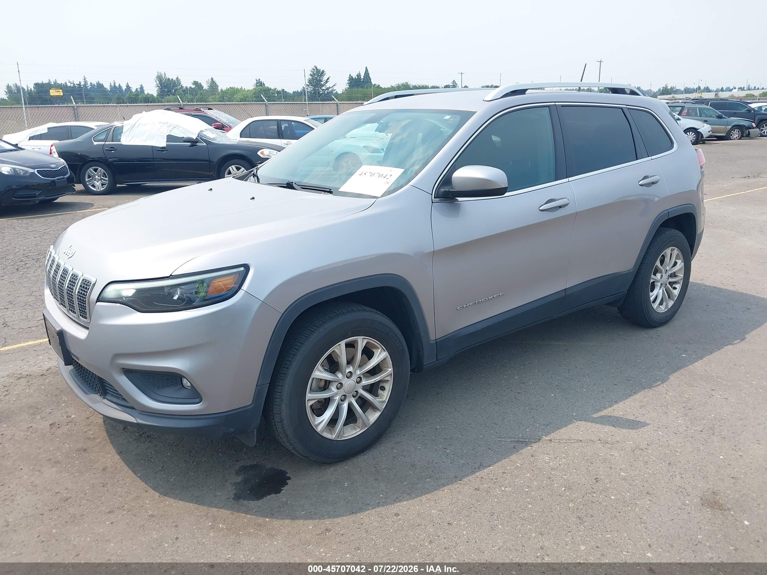 2019 Jeep Cherokee Latitude 4x4 Silver vin: 1C4PJMCB1KD486670