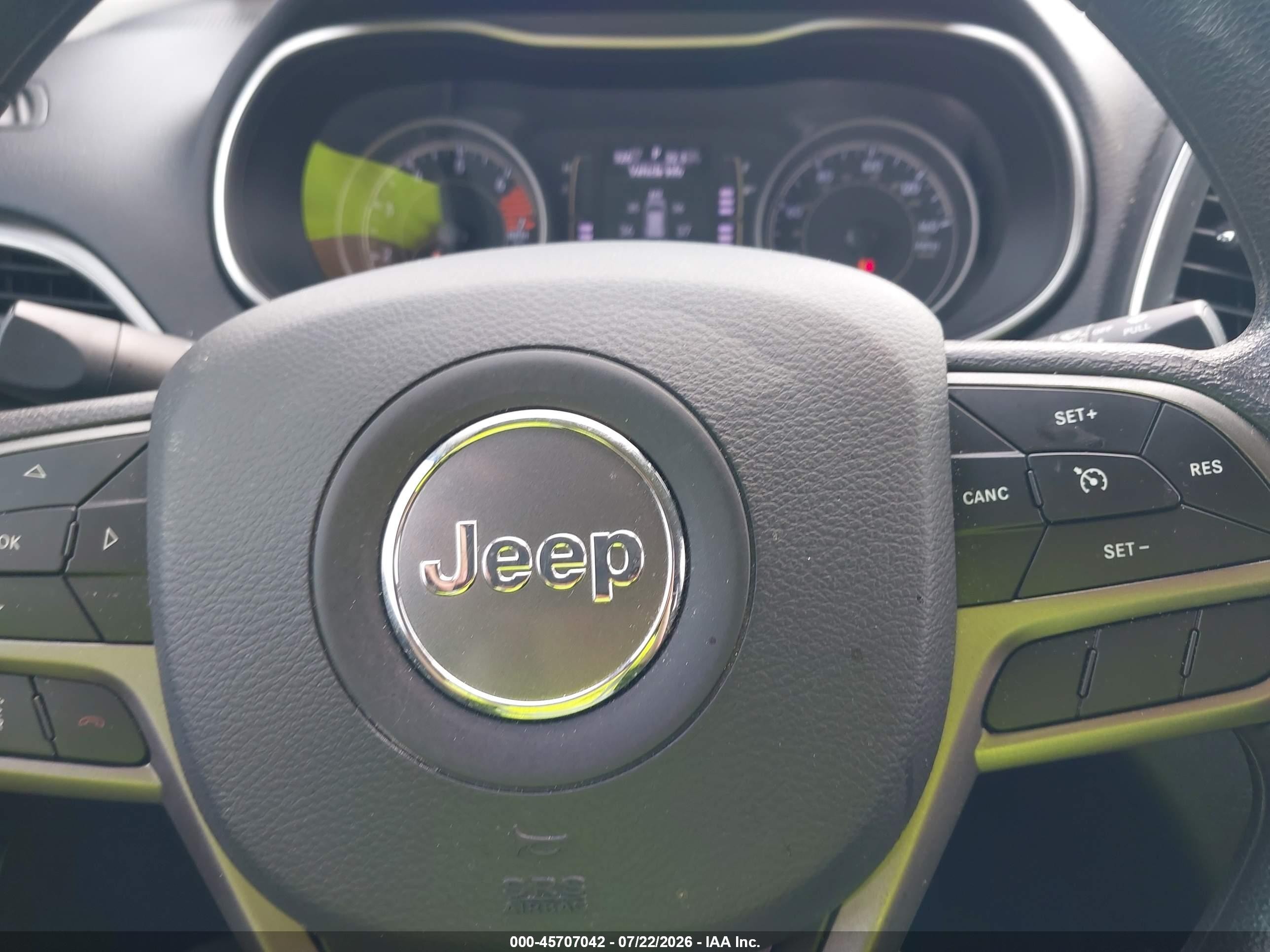 2019 Jeep Cherokee Latitude 4x4 Silver vin: 1C4PJMCB1KD486670