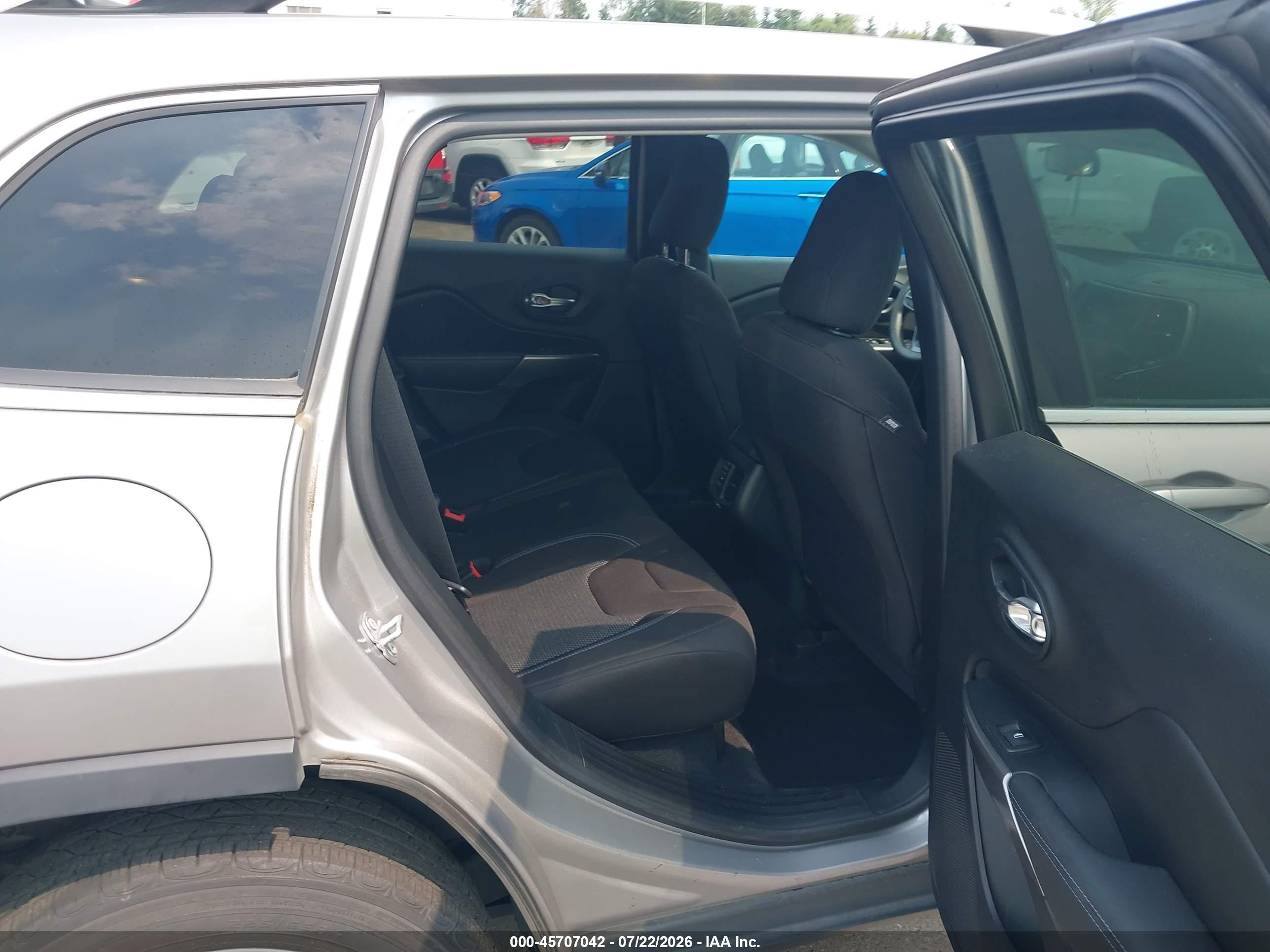 2019 Jeep Cherokee Latitude 4x4 Silver vin: 1C4PJMCB1KD486670