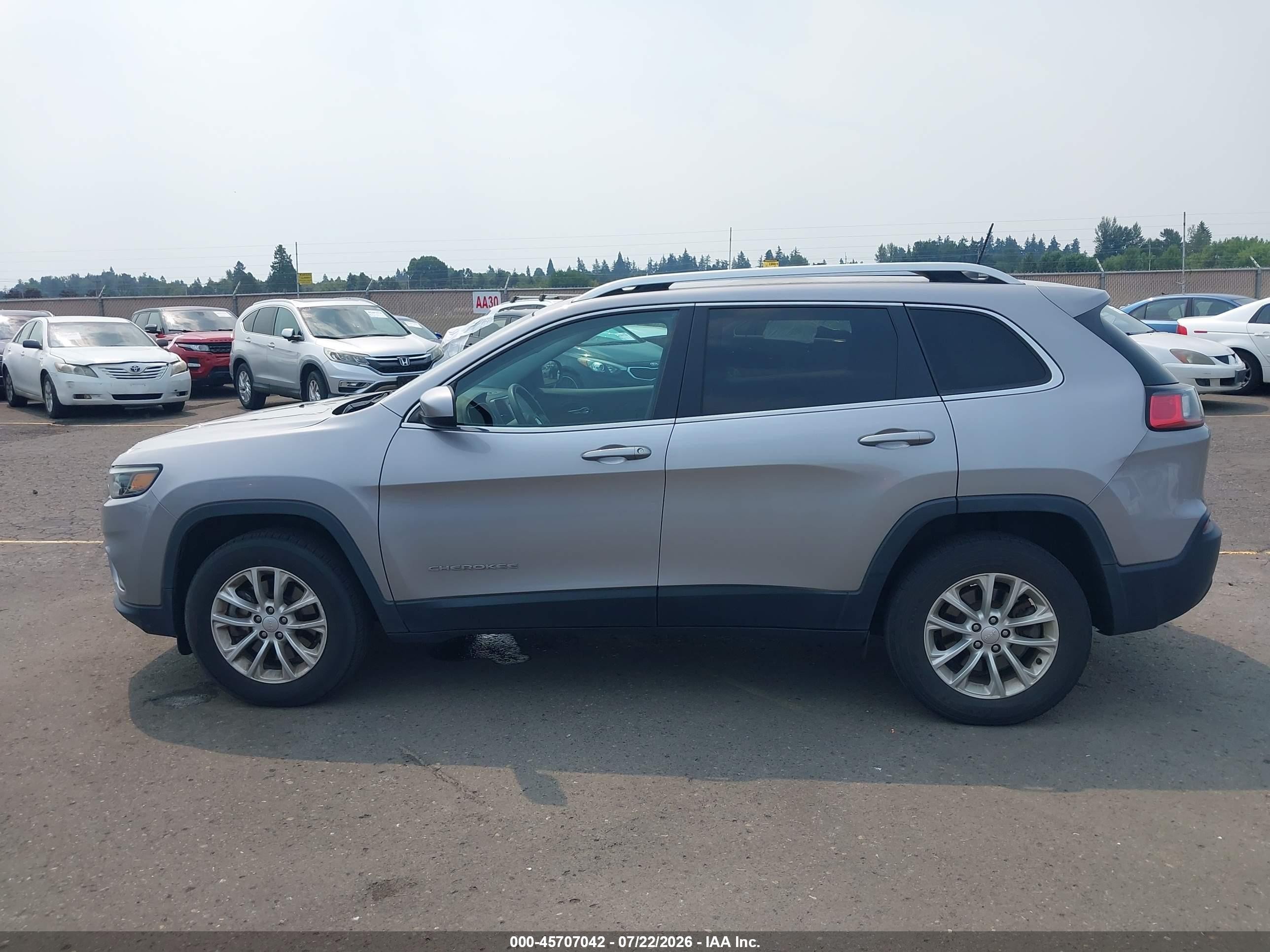 2019 Jeep Cherokee Latitude 4x4 Silver vin: 1C4PJMCB1KD486670