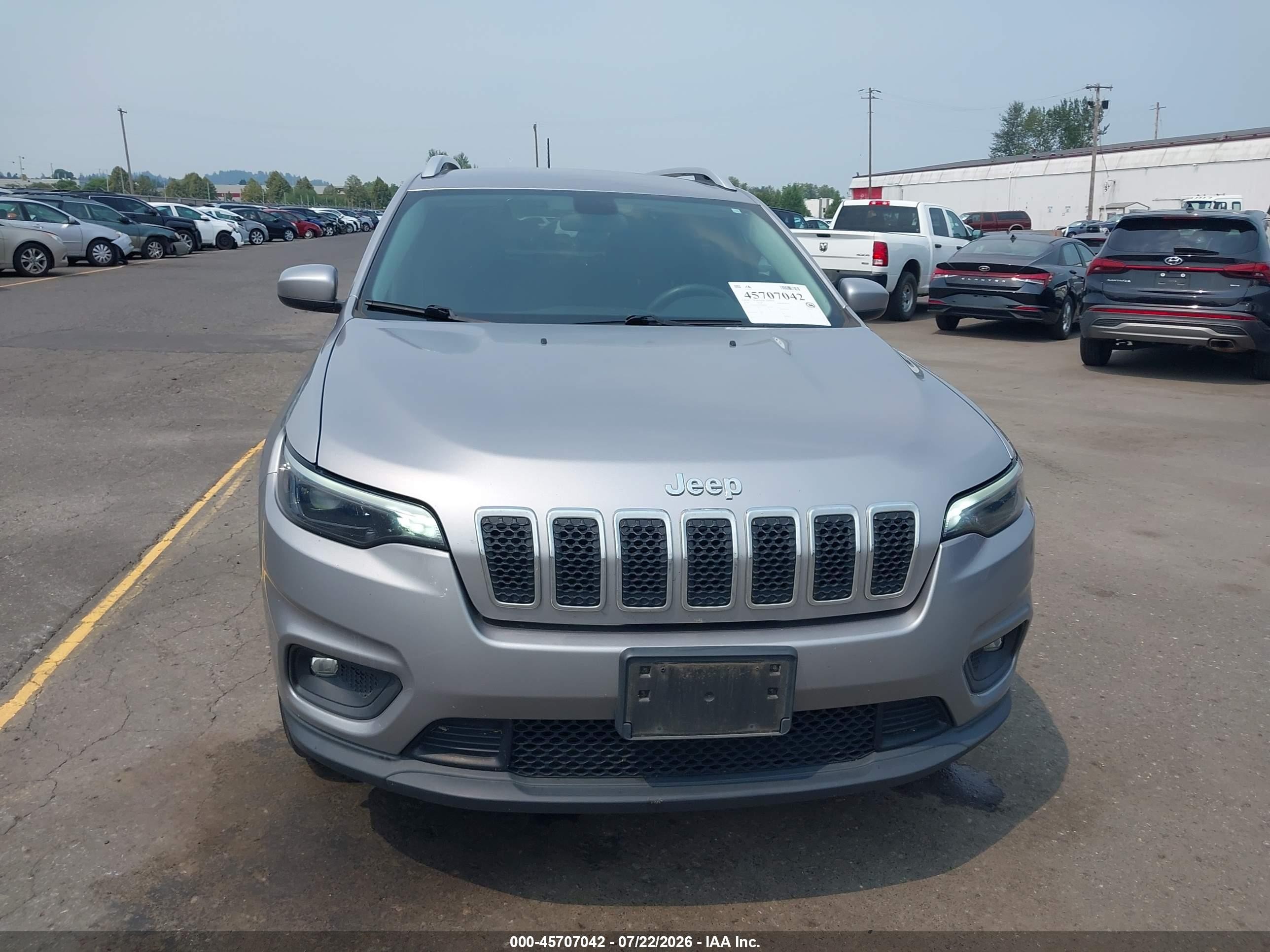 2019 Jeep Cherokee Latitude 4x4 Silver vin: 1C4PJMCB1KD486670