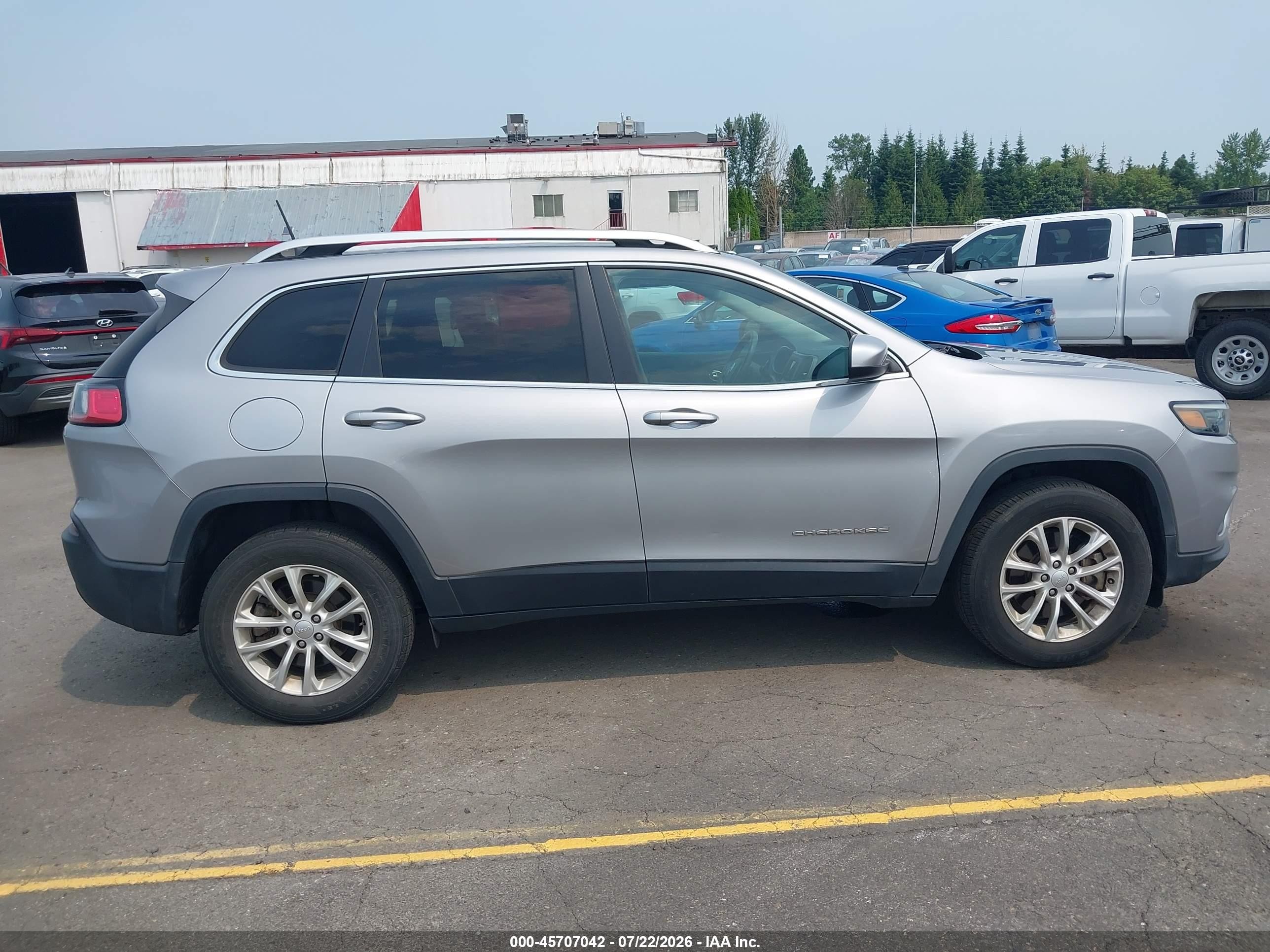 2019 Jeep Cherokee Latitude 4x4 Silver vin: 1C4PJMCB1KD486670