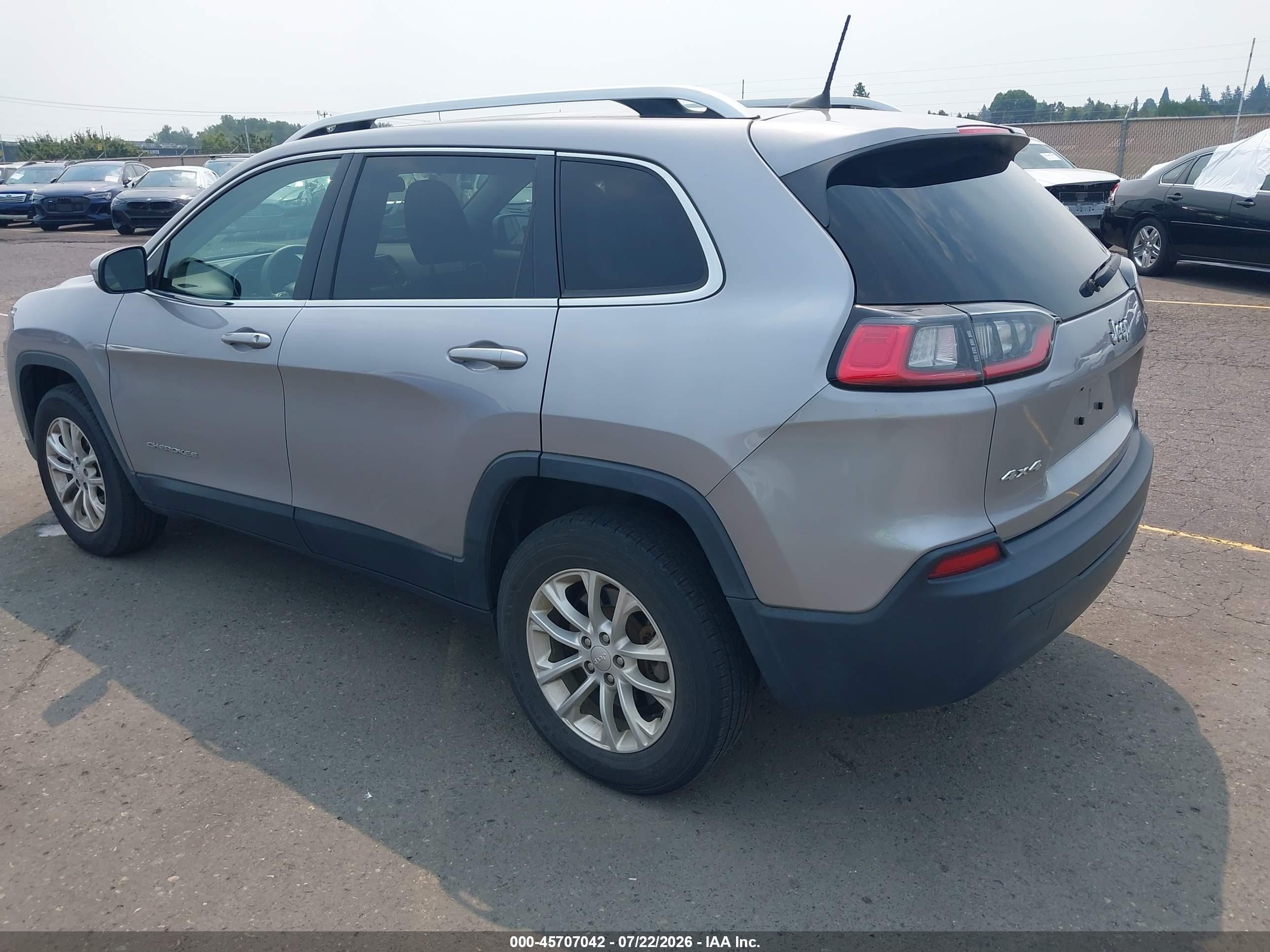 2019 Jeep Cherokee Latitude 4x4 Серебряный vin: 1C4PJMCB1KD486670