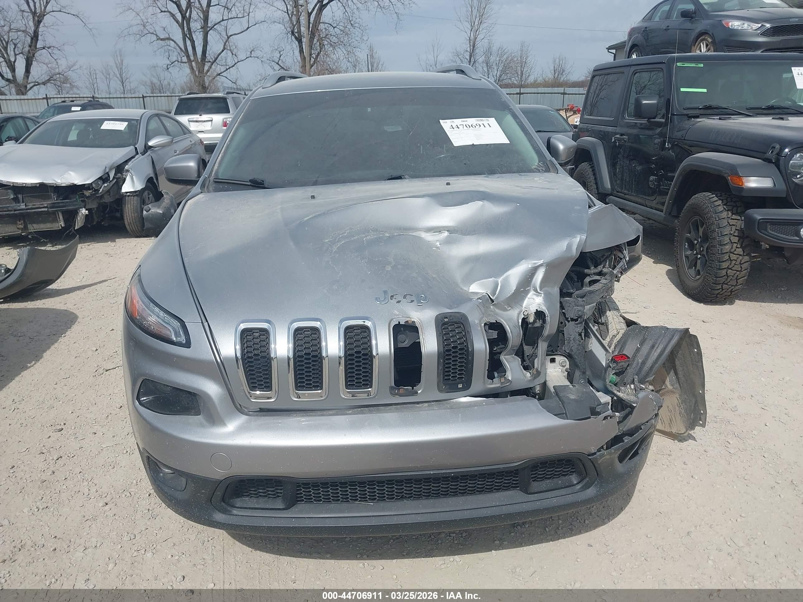 2014 Jeep Cherokee Latitude Gray vin: 1C4PJMCB2EW198245