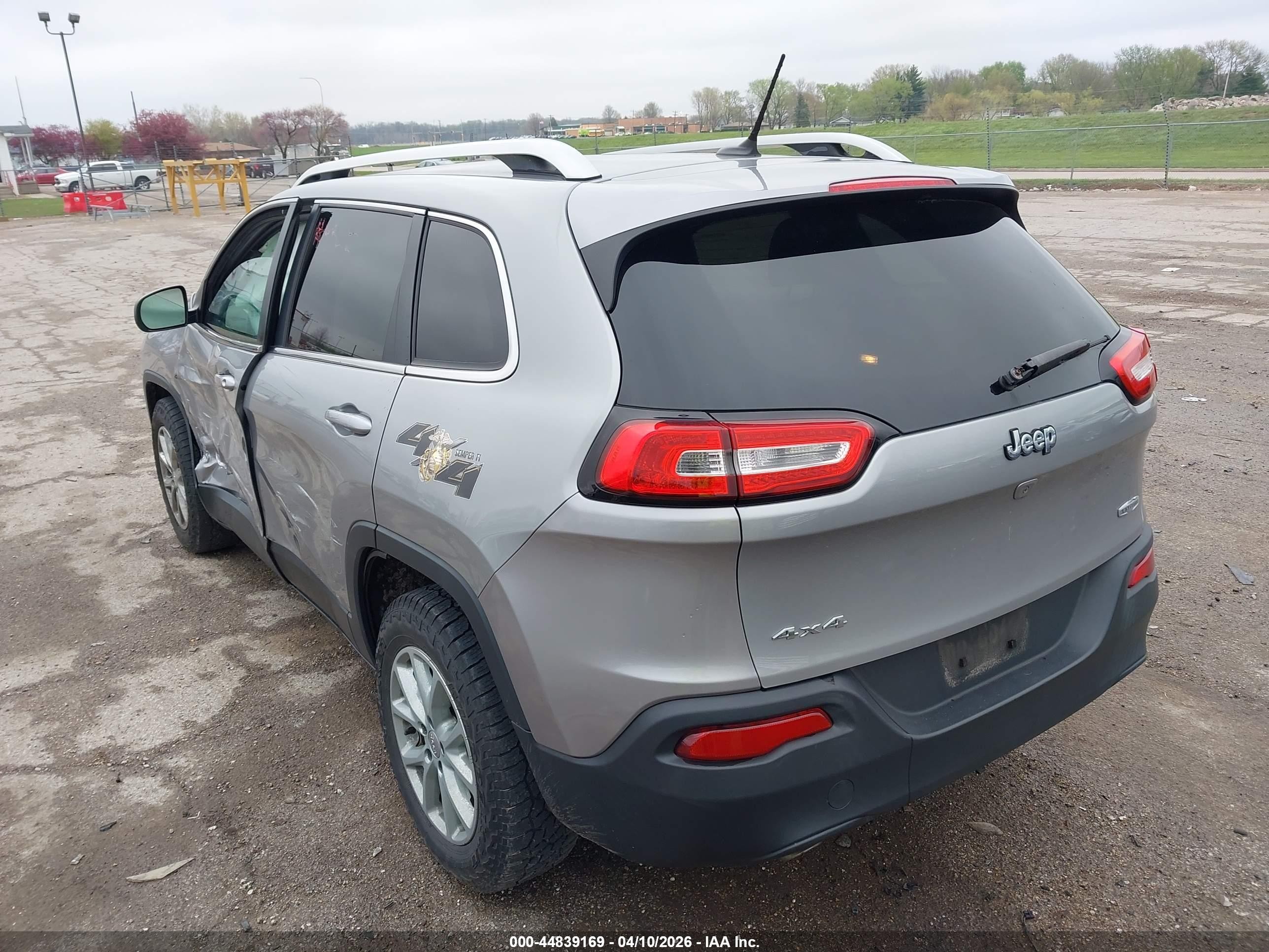 2015 Jeep Cherokee Latitude Silver vin: 1C4PJMCB2FW513269