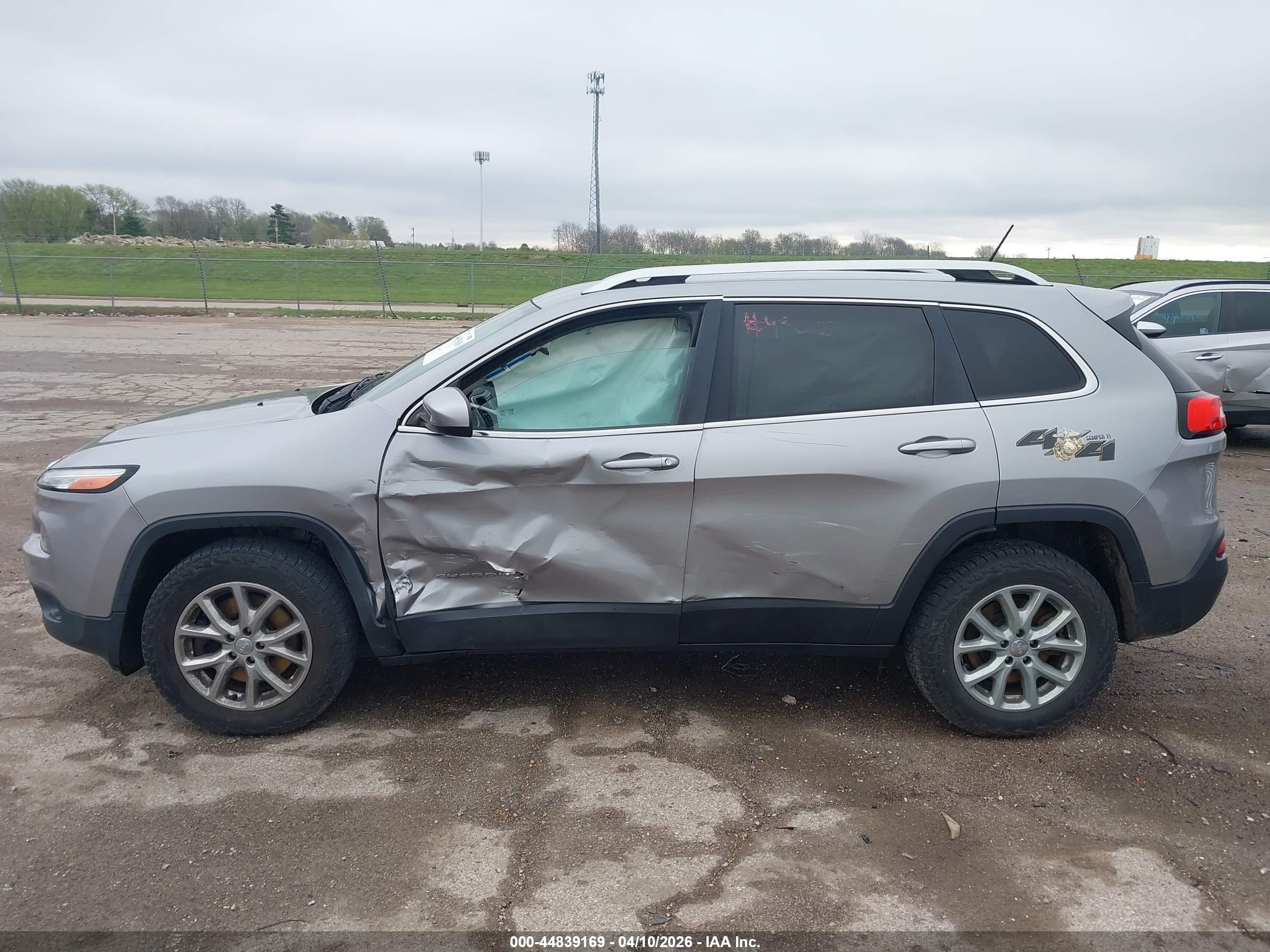 2015 Jeep Cherokee Latitude Silver vin: 1C4PJMCB2FW513269