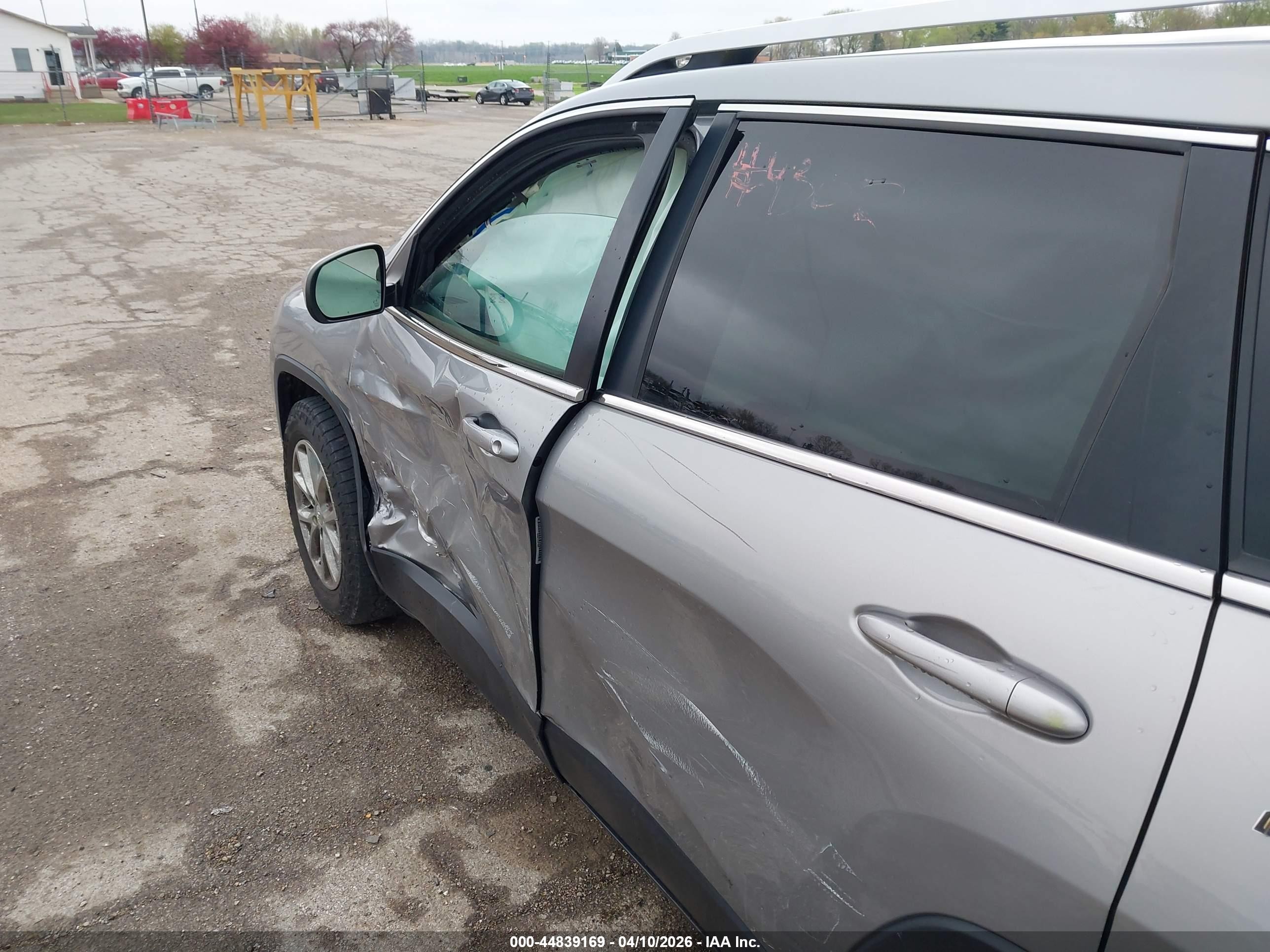 2015 Jeep Cherokee Latitude Silver vin: 1C4PJMCB2FW513269