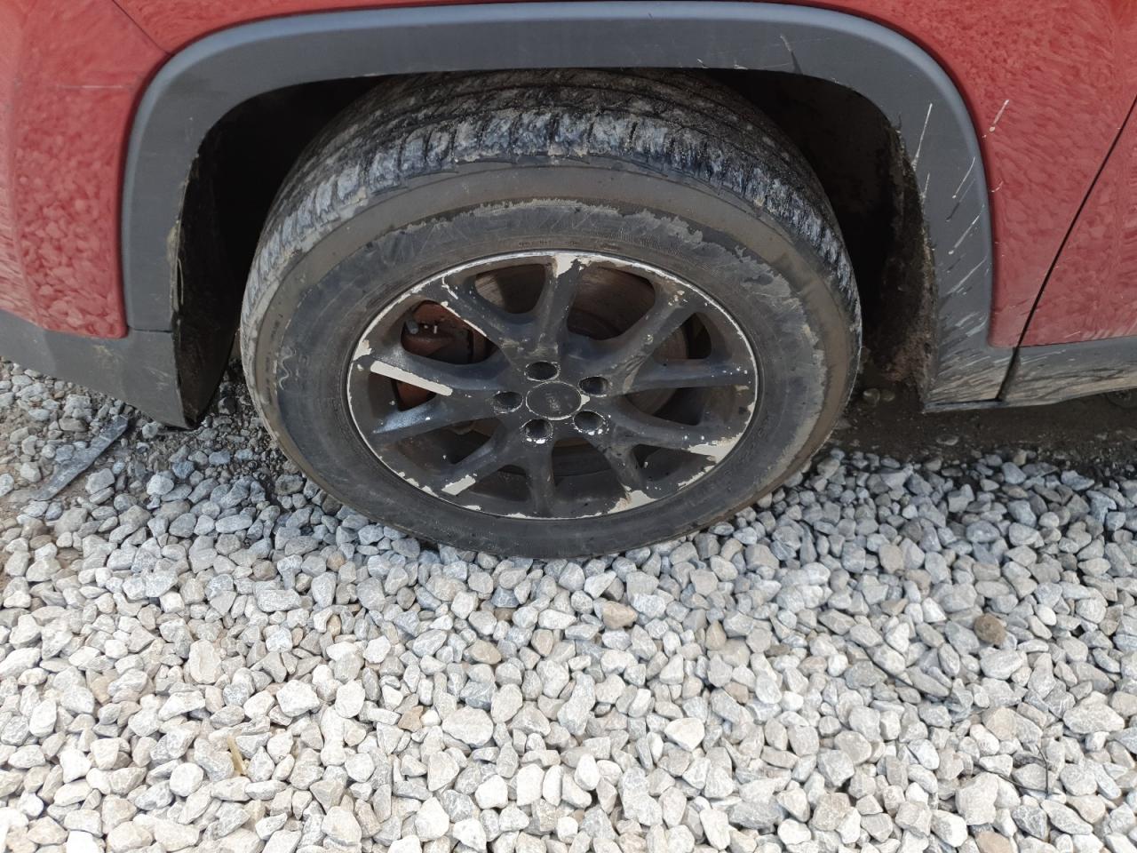 2015 Jeep Cherokee Latitude Красный vin: 1C4PJMCB2FW543744 Damage: Left Front Wheel, Curb Rash, > 12 Inches