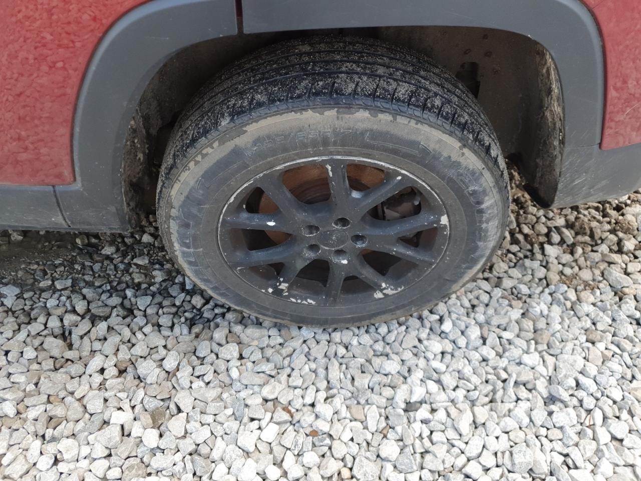 2015 Jeep Cherokee Latitude Красный vin: 1C4PJMCB2FW543744 Damage: Left Rear Wheel, Curb Rash, > 12 Inches