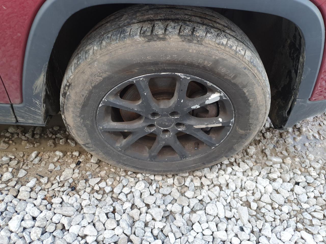 2015 Jeep Cherokee Latitude Красный vin: 1C4PJMCB2FW543744 Damage: Right Front Wheel, Curb Rash, > 12 Inches