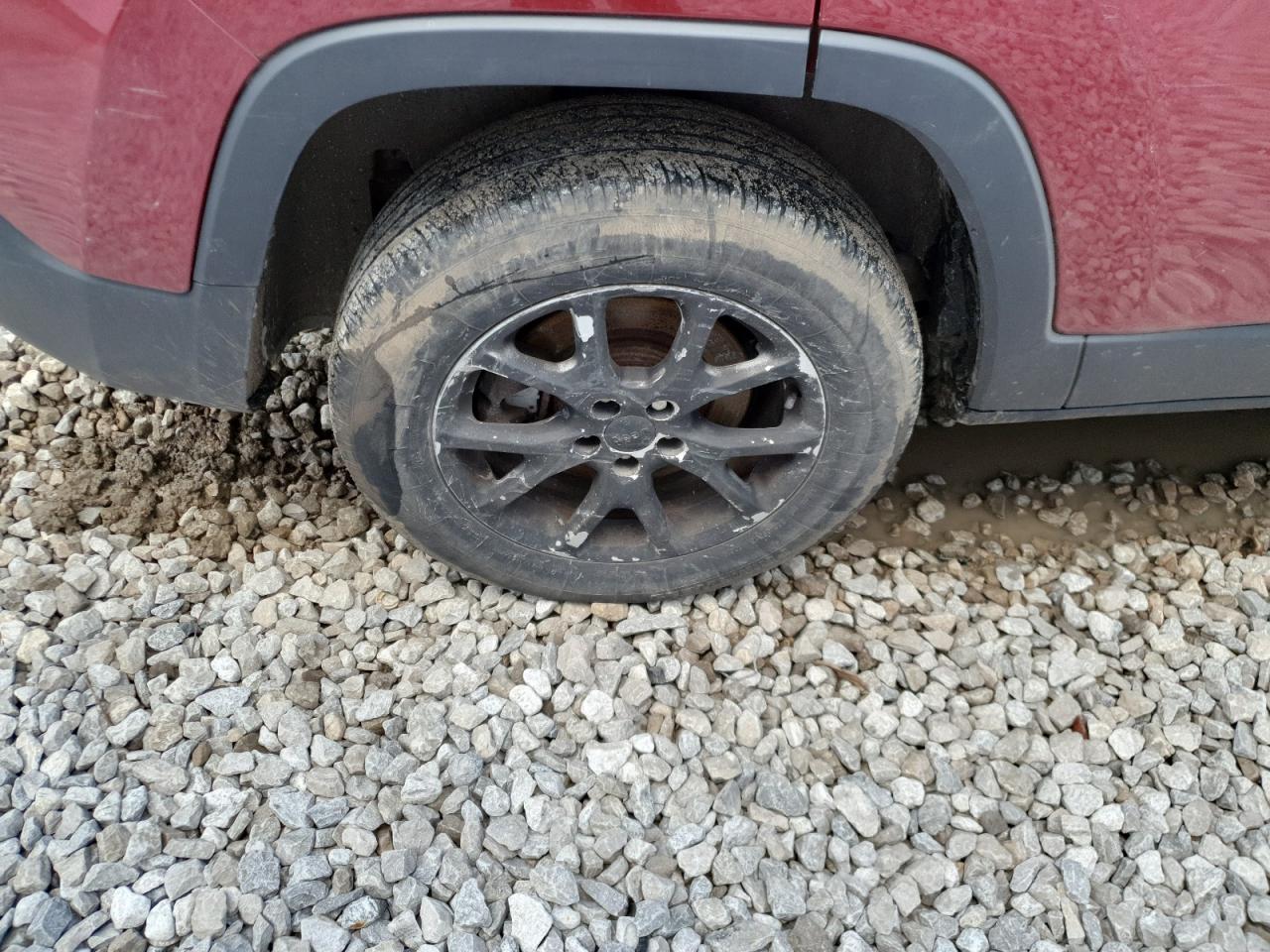 2015 Jeep Cherokee Latitude Красный vin: 1C4PJMCB2FW543744 Damage: Right Rear Wheel, Curb Rash, > 12 Inches