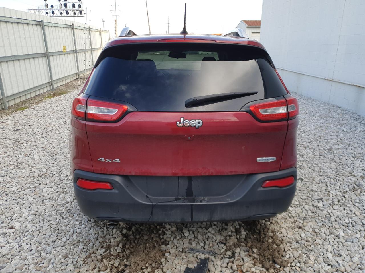 2015 Jeep Cherokee Latitude Красный vin: 1C4PJMCB2FW543744 Damage: Lift Gate, Dent(S) W/ Paint Dmg, 2 To 3 Inches