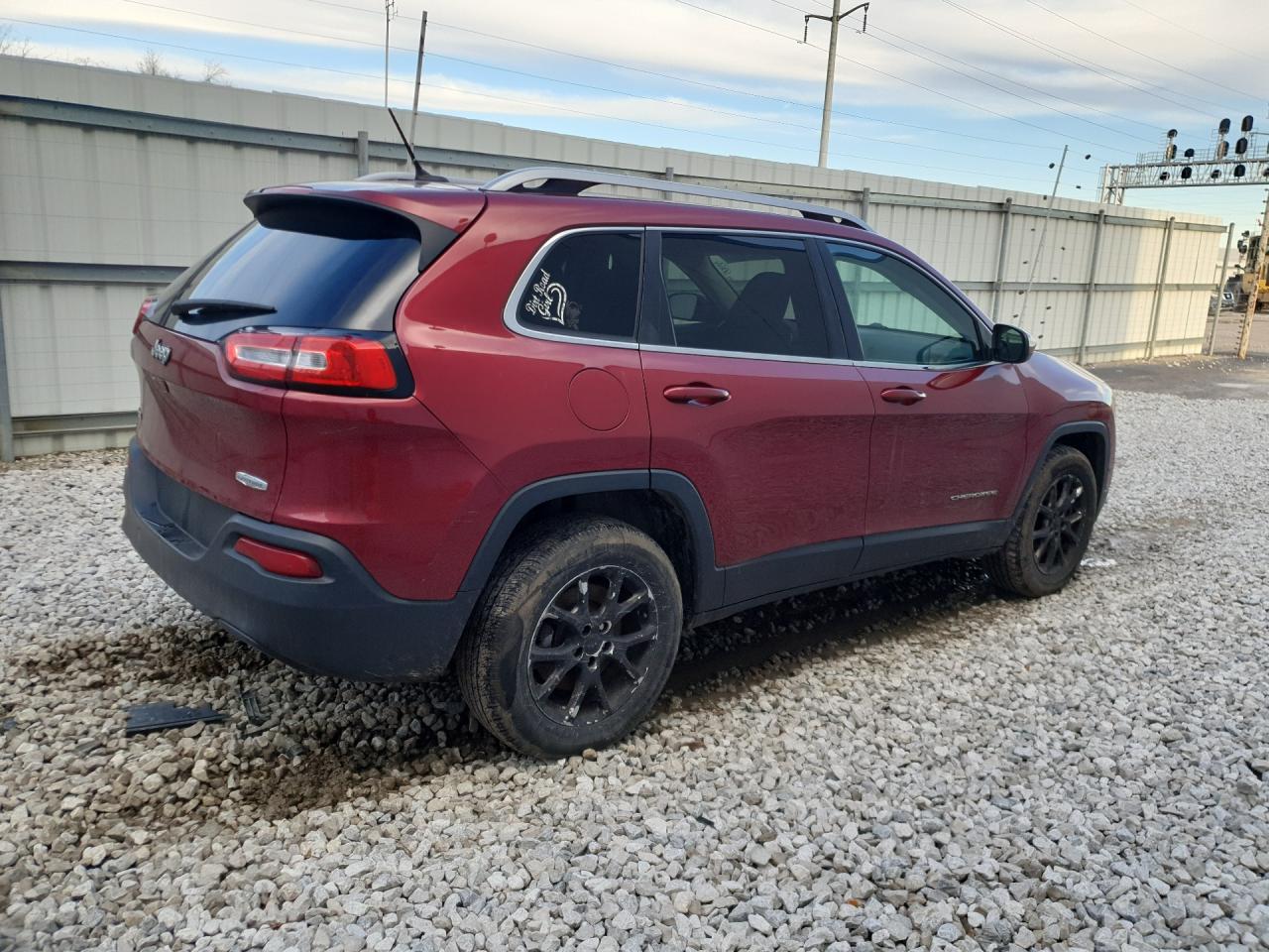 2015 Jeep Cherokee Latitude Красный vin: 1C4PJMCB2FW543744 Damage: Rear Bumper, Heavy Scratch, 2 To 3 Inches