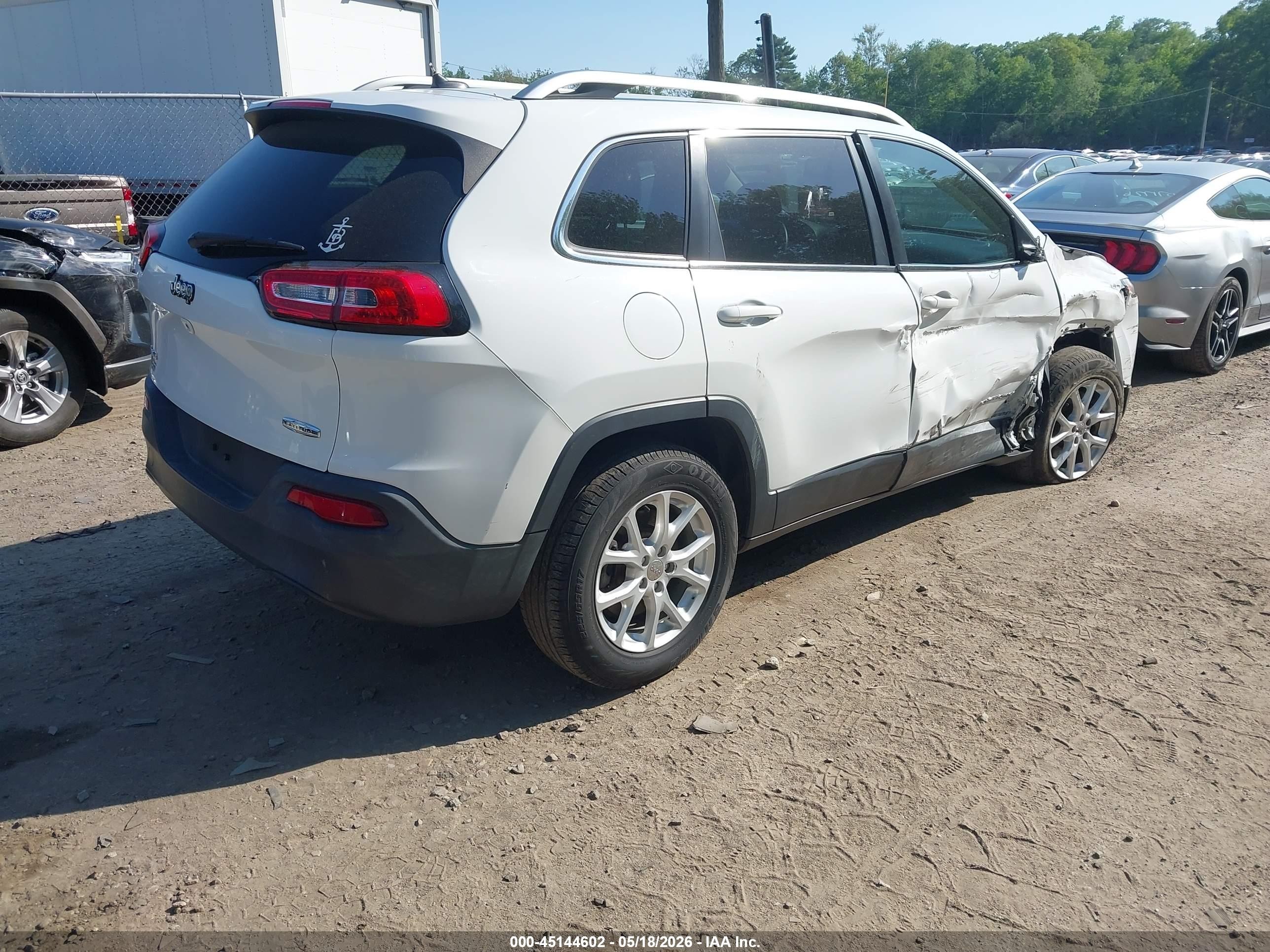 2015 Jeep Cherokee Latitude White vin: 1C4PJMCB2FW614862