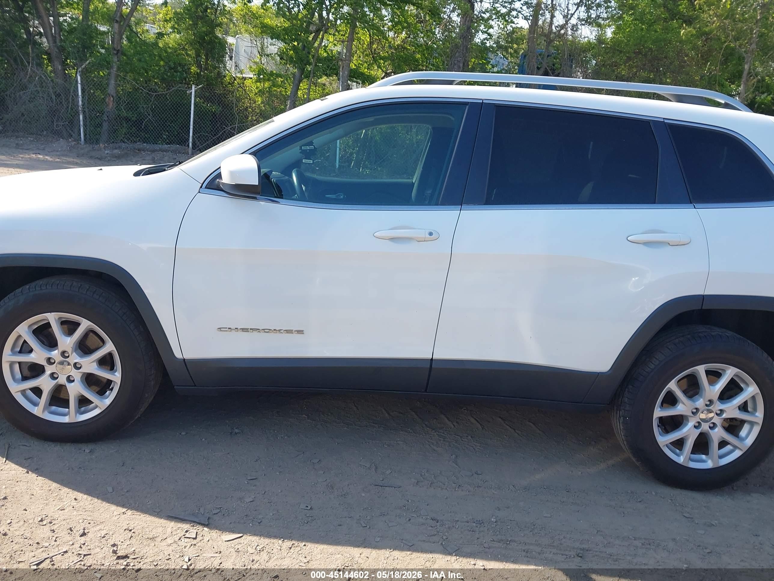 2015 Jeep Cherokee Latitude White vin: 1C4PJMCB2FW614862