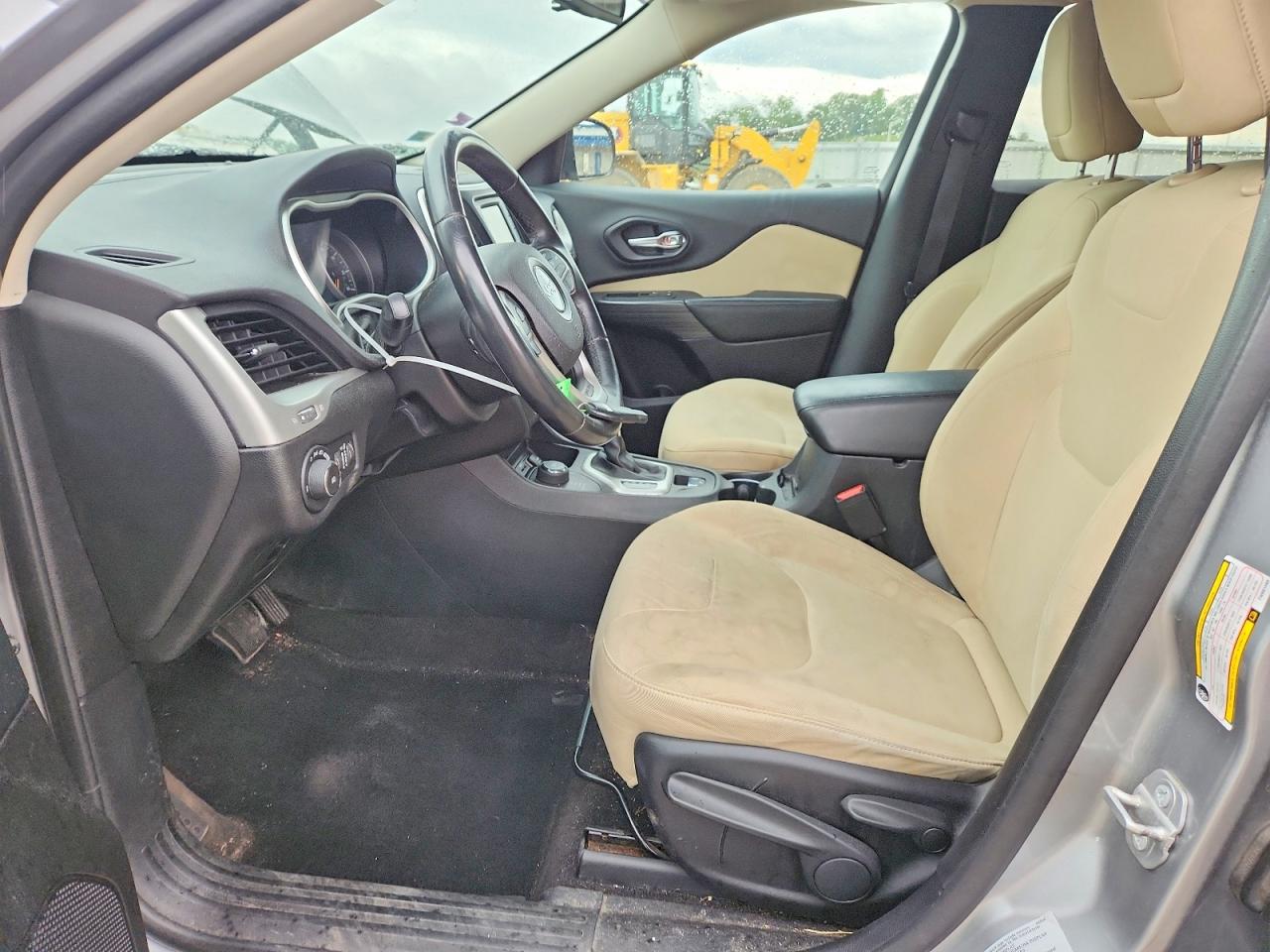 2015 Jeep Cherokee Latitude Серебряный vin: 1C4PJMCB2FW661499