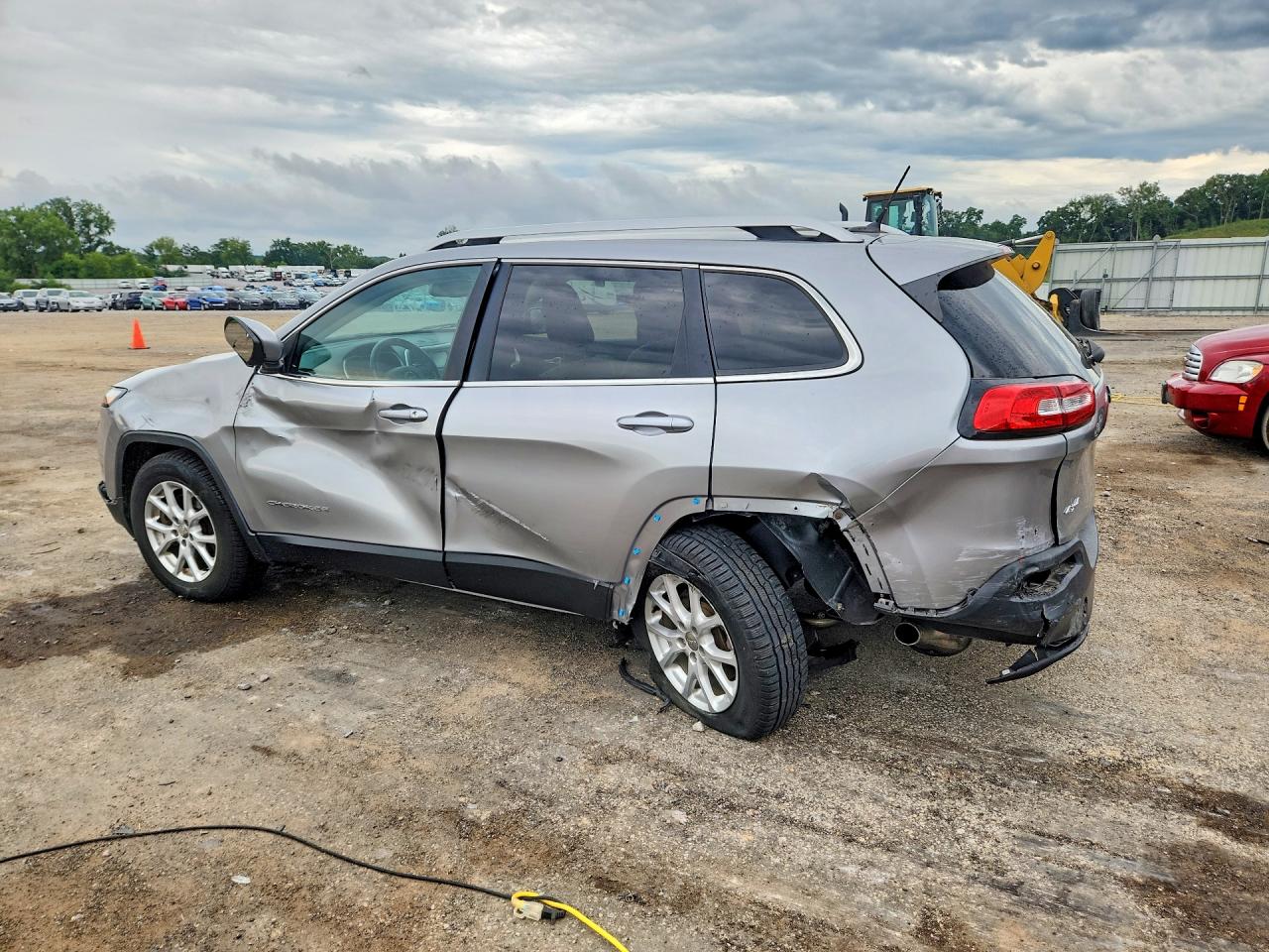 2015 Jeep Cherokee Latitude Серебряный vin: 1C4PJMCB2FW661499