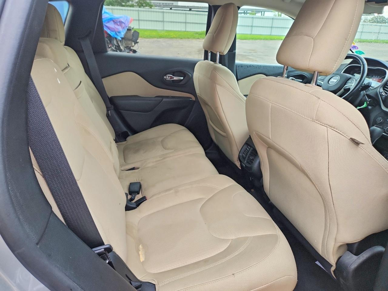 2015 Jeep Cherokee Latitude Серебряный vin: 1C4PJMCB2FW661499