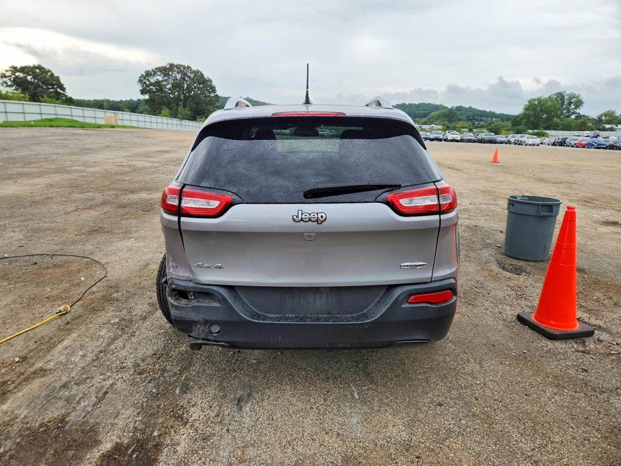 2015 Jeep Cherokee Latitude Серебряный vin: 1C4PJMCB2FW661499