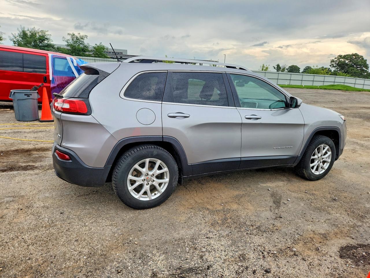2015 Jeep Cherokee Latitude Серебряный vin: 1C4PJMCB2FW661499