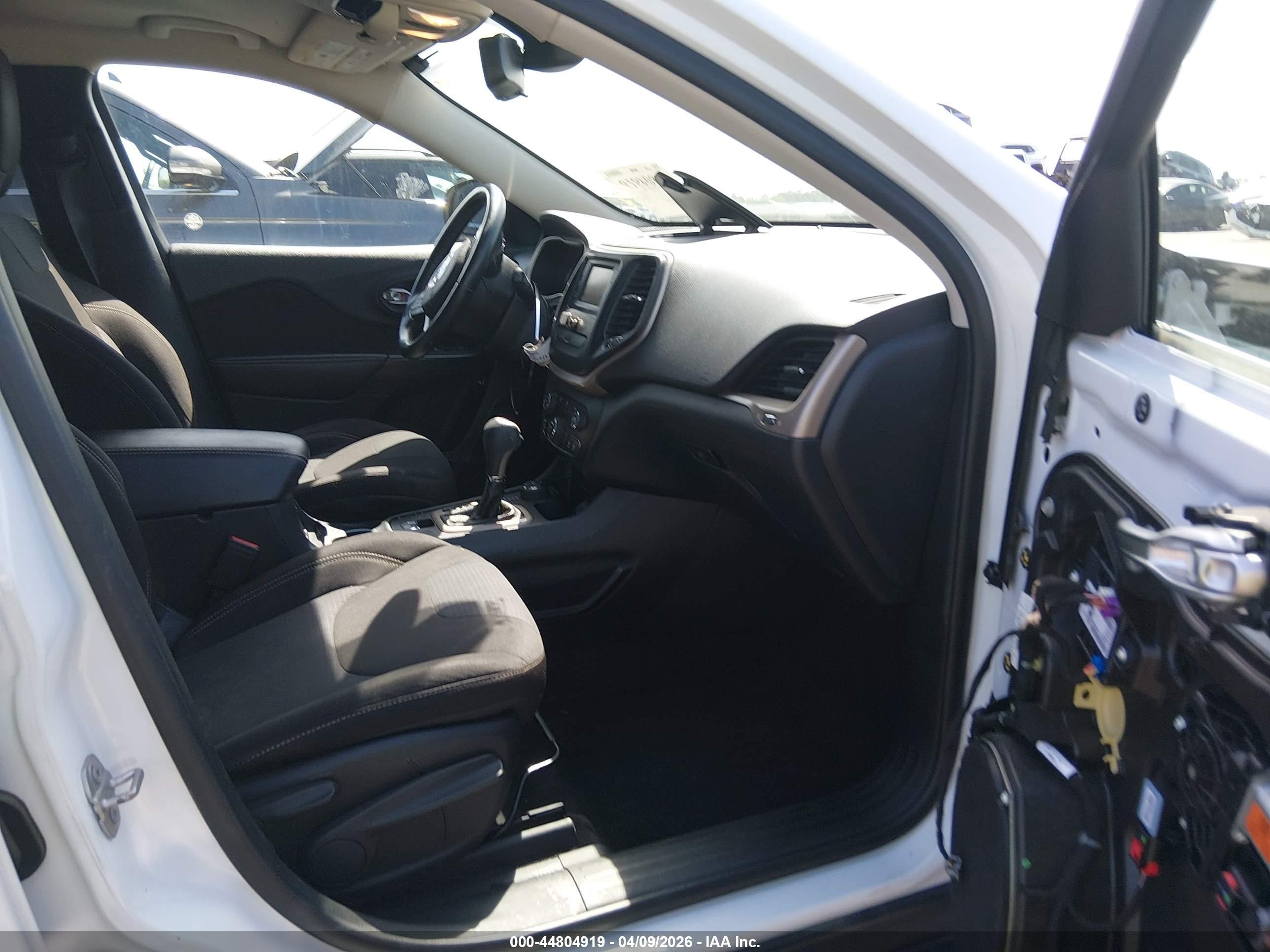 2015 Jeep Cherokee Latitude White vin: 1C4PJMCB2FW696947