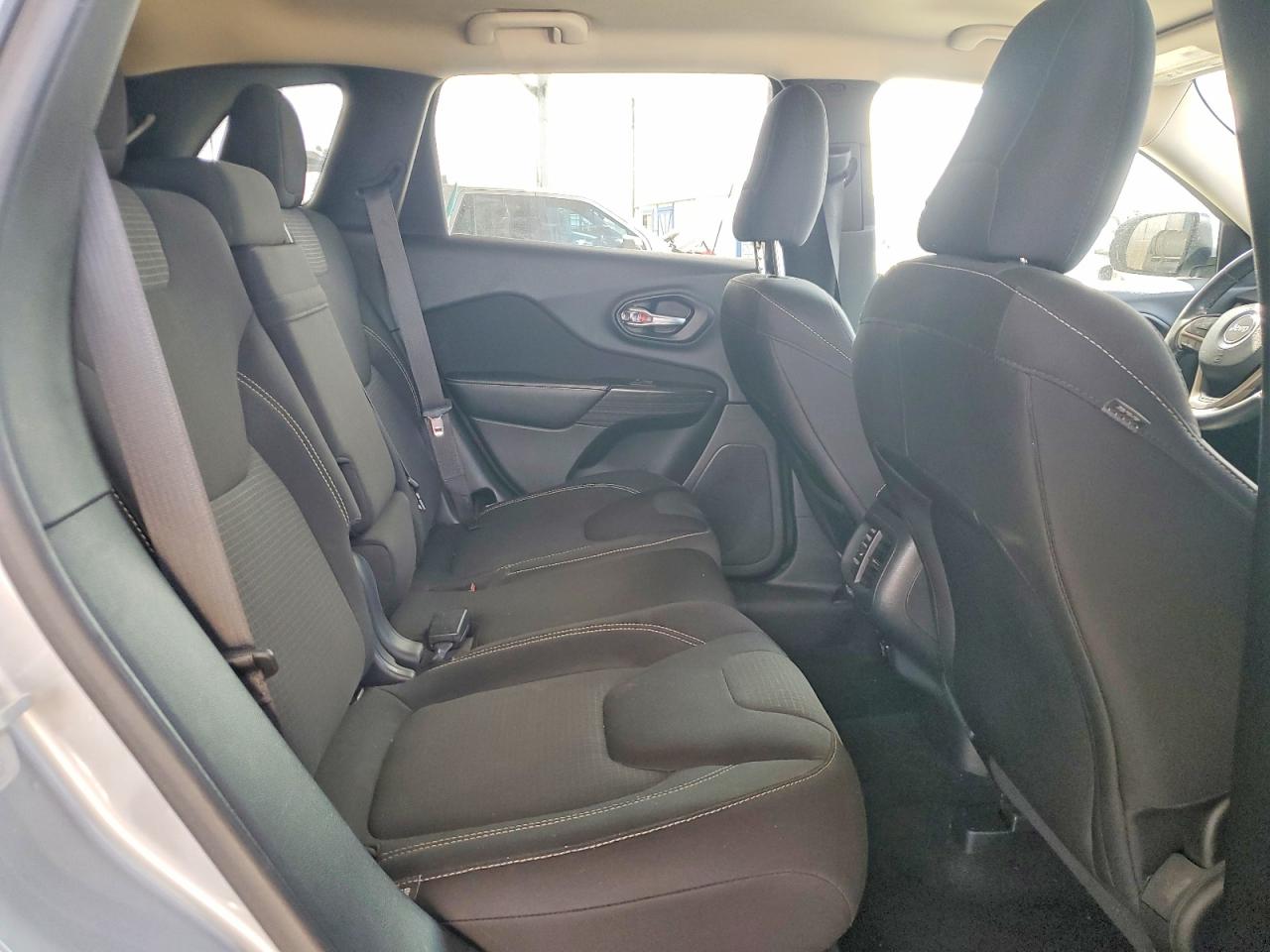 2015 Jeep Cherokee Latitude Silver vin: 1C4PJMCB2FW733978