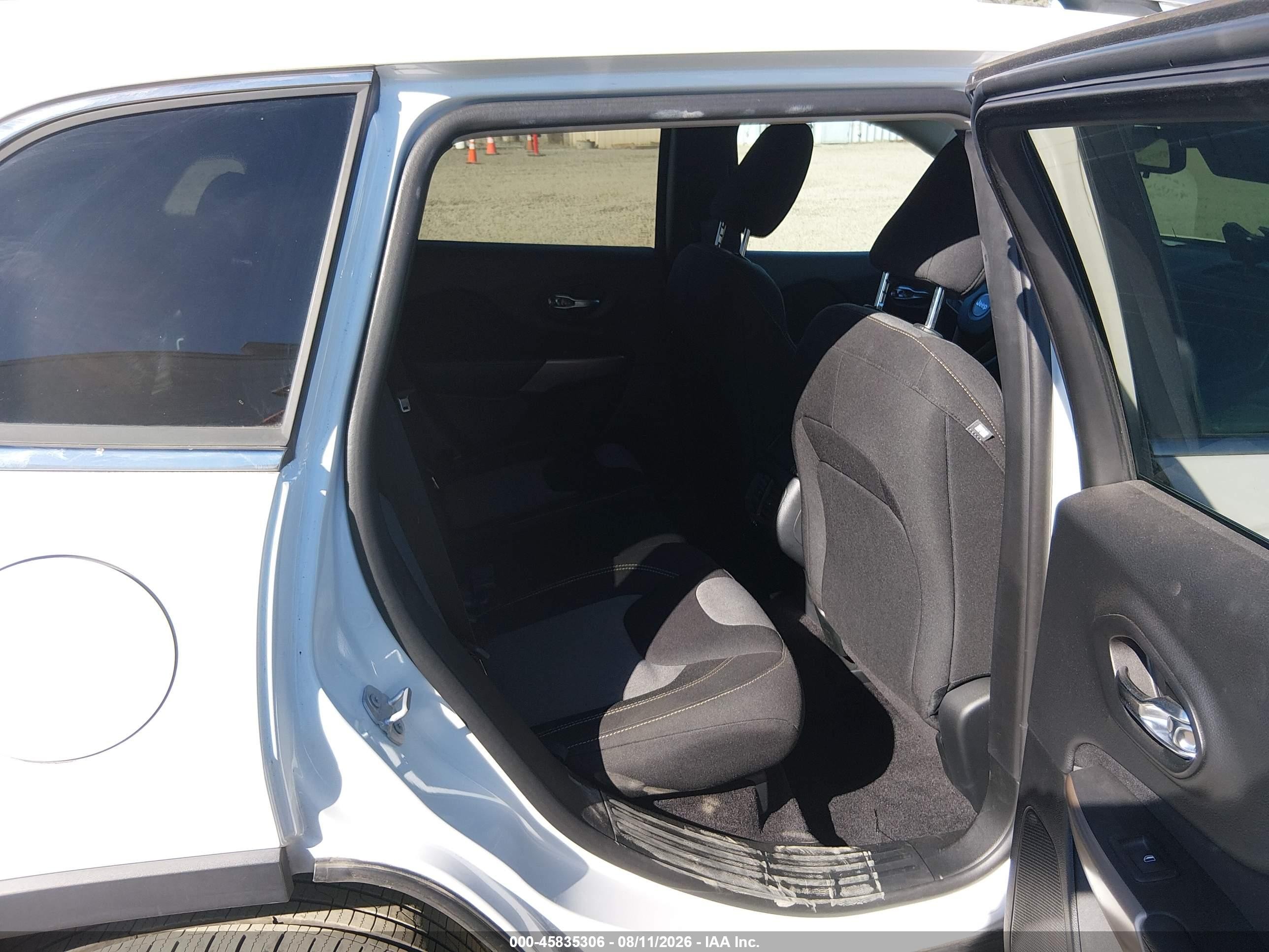 2018 Jeep Cherokee Latitude 4x4 White vin: 1C4PJMCB2JD528651