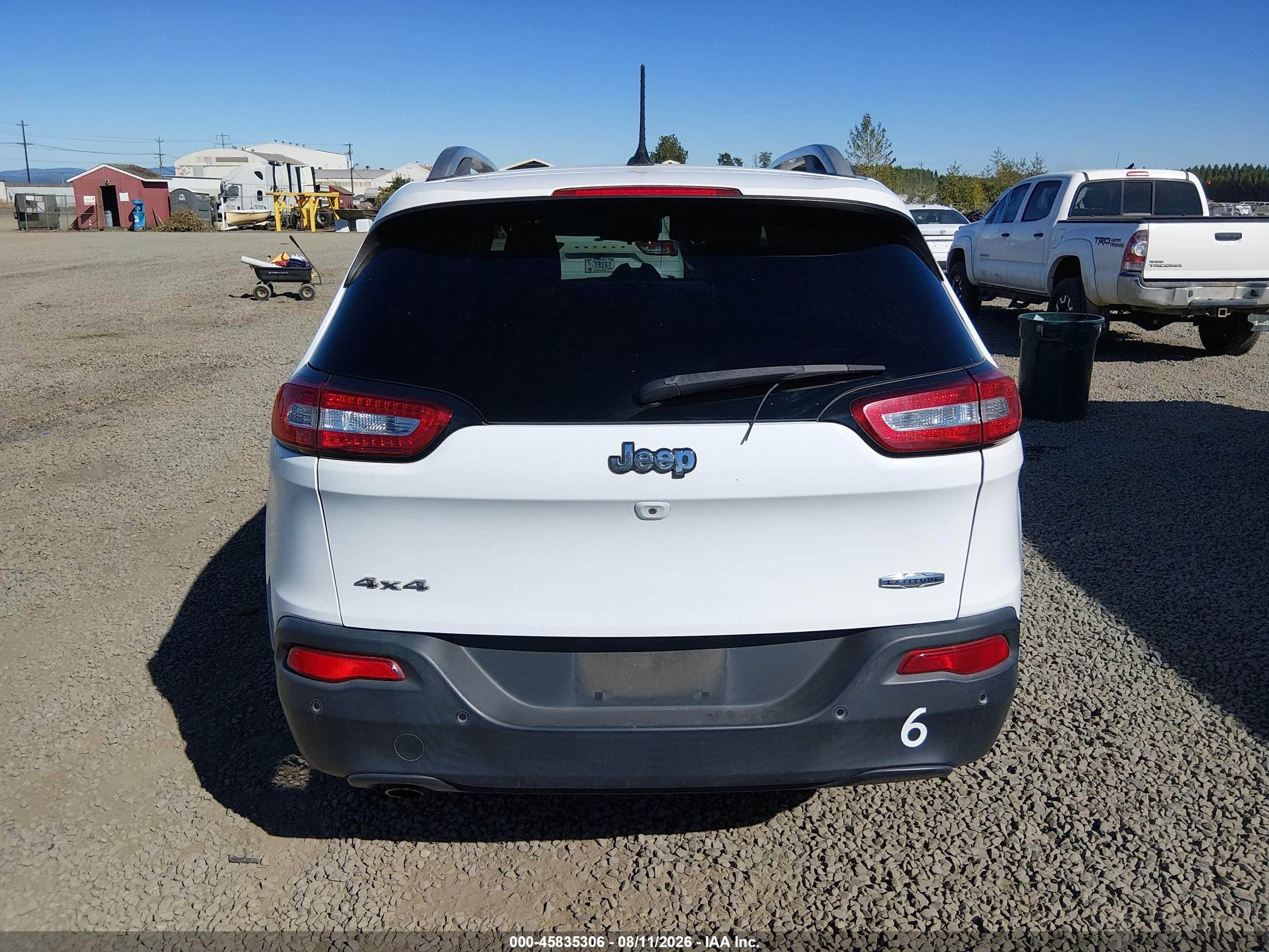 2018 Jeep Cherokee Latitude 4x4 White vin: 1C4PJMCB2JD528651
