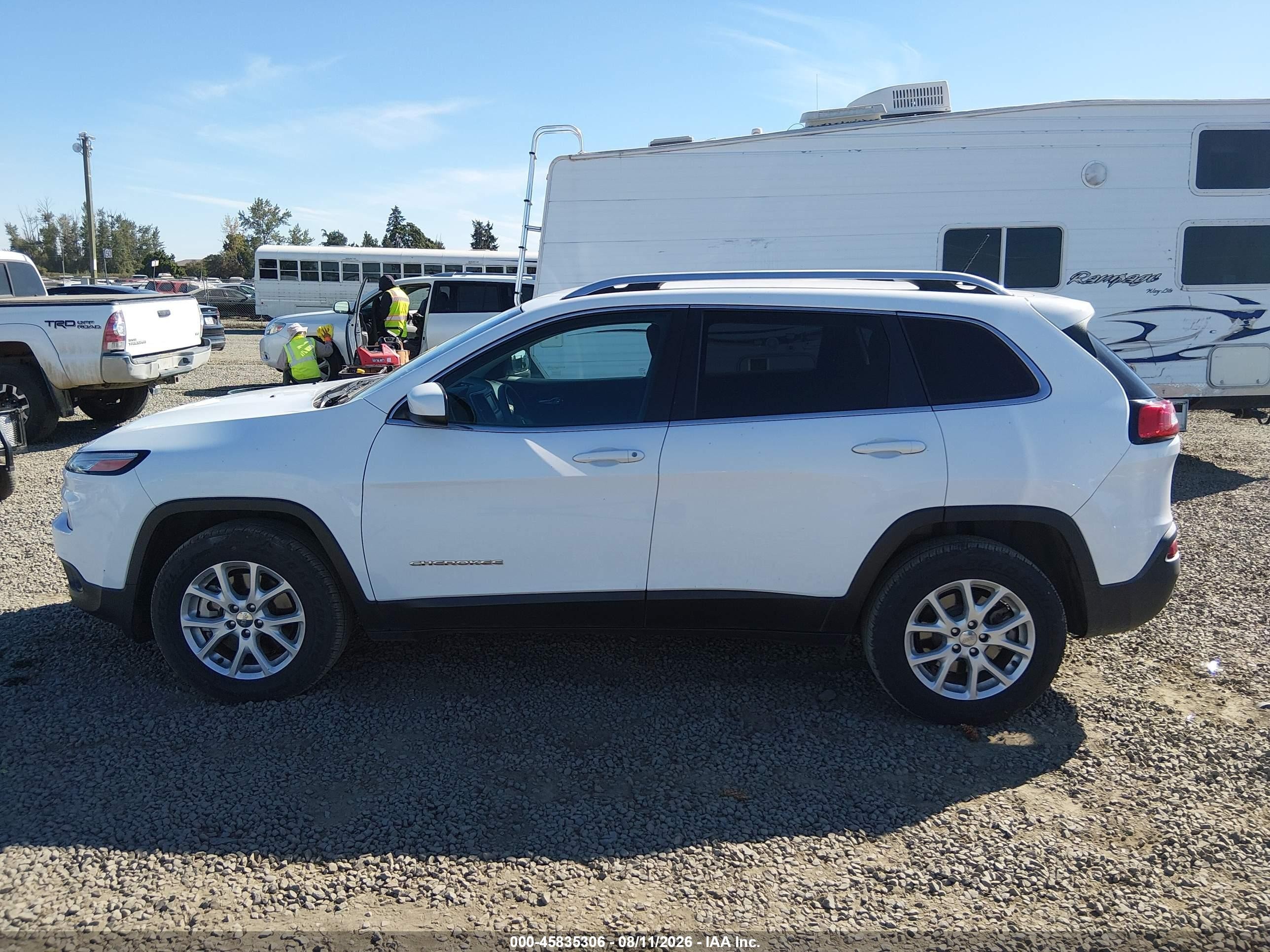 2018 Jeep Cherokee Latitude 4x4 White vin: 1C4PJMCB2JD528651