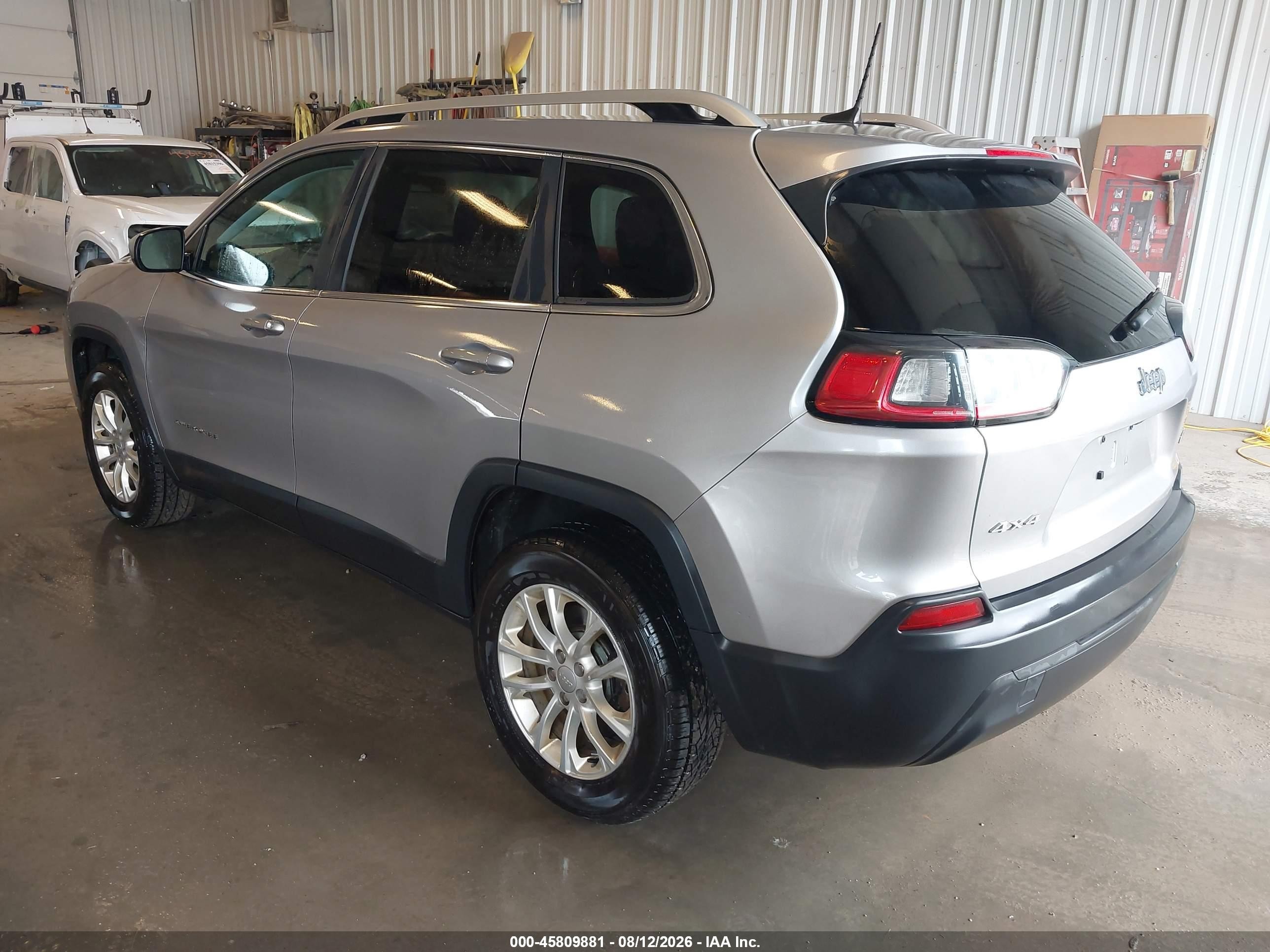 2019 Jeep Cherokee Latitude 4x4 Silver vin: 1C4PJMCB2KD444945