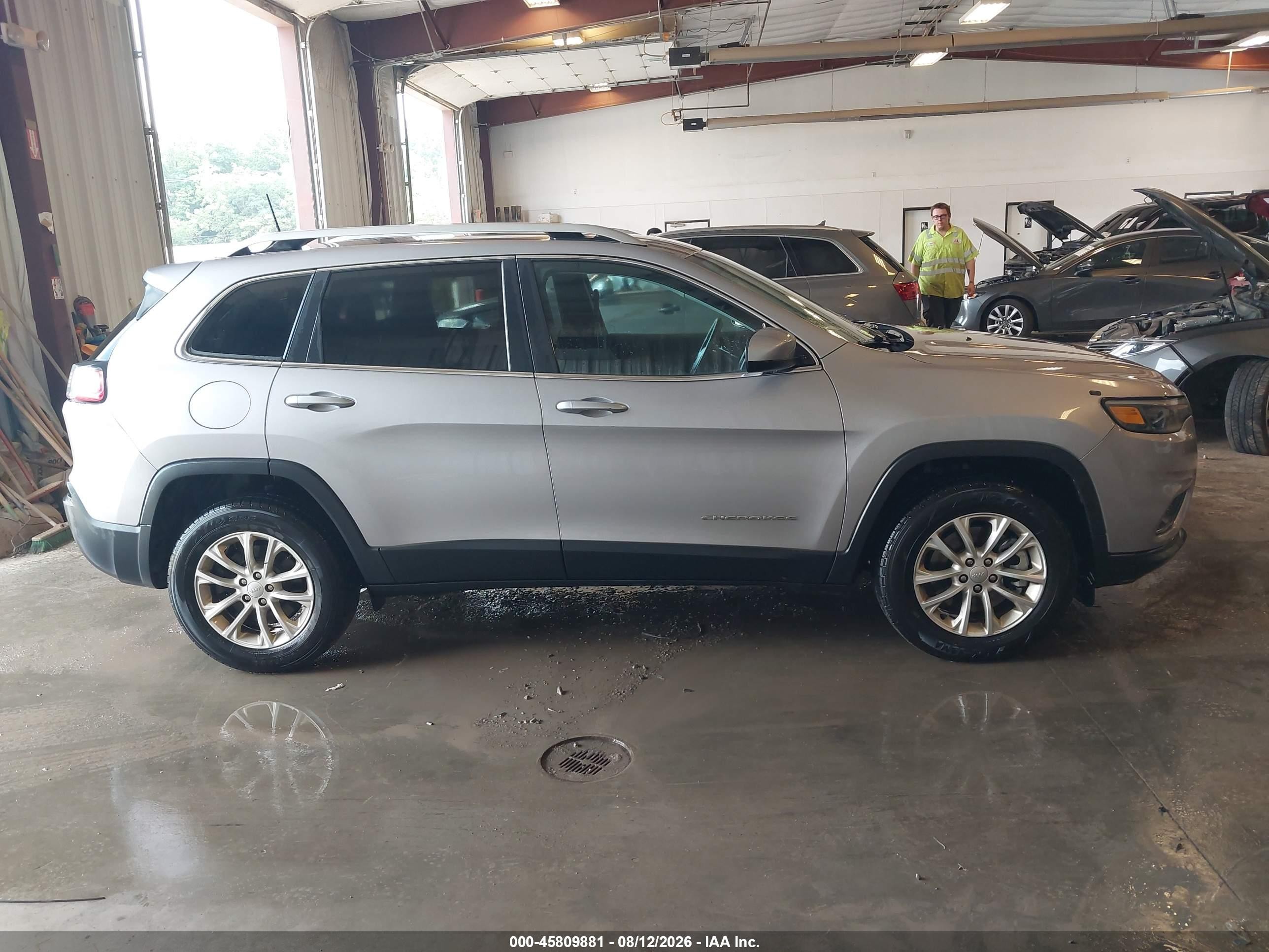 2019 Jeep Cherokee Latitude 4x4 Silver vin: 1C4PJMCB2KD444945