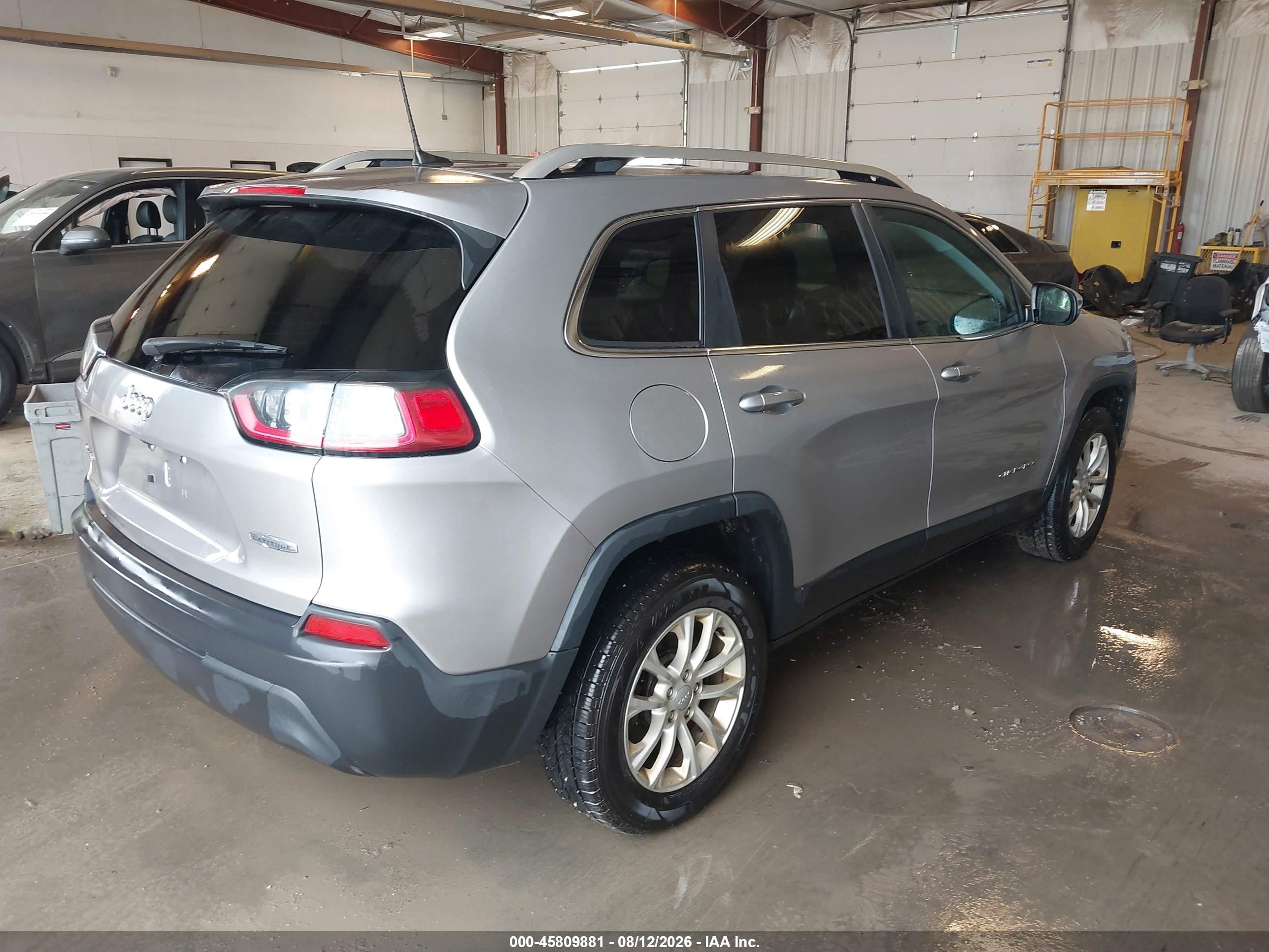 2019 Jeep Cherokee Latitude 4x4 Silver vin: 1C4PJMCB2KD444945